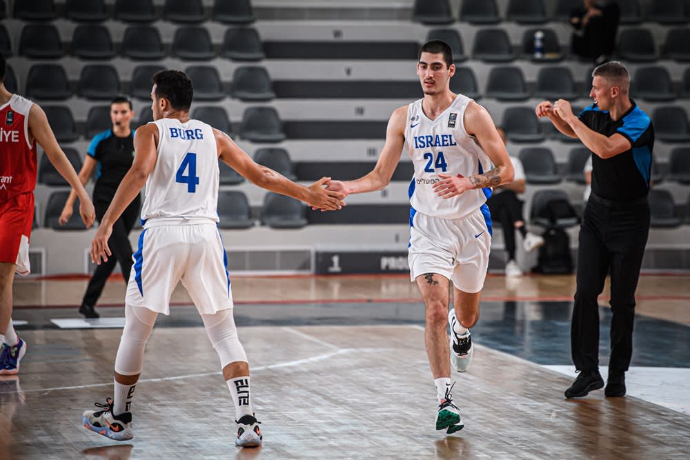 שחקן נבחרת העתודה של ישראל הראל רינסקי עם איתן בורג