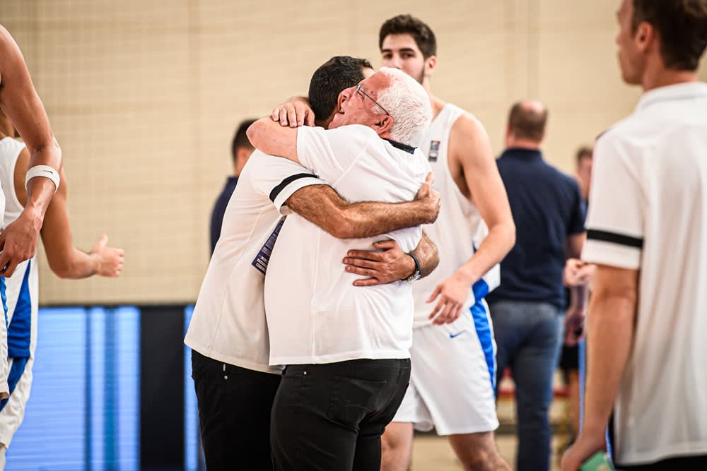פיני גרשון מחבק את אורן אהרוני, מאמן נבחרת העתודה של ישראל