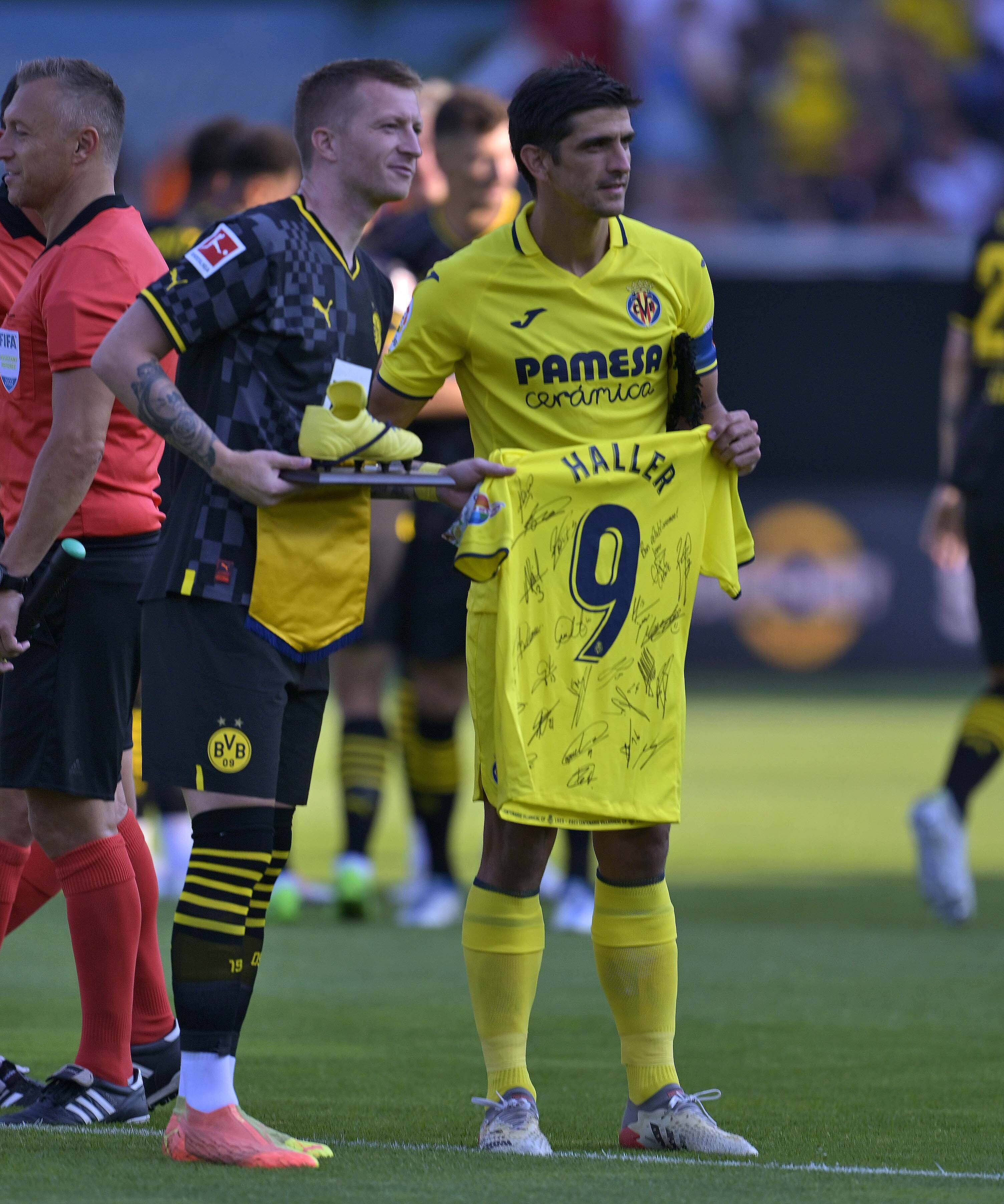 מרקו רויס שחקן בורוסיה דורטמונד עם ג'רארד מורנו שחקן ויאריאל