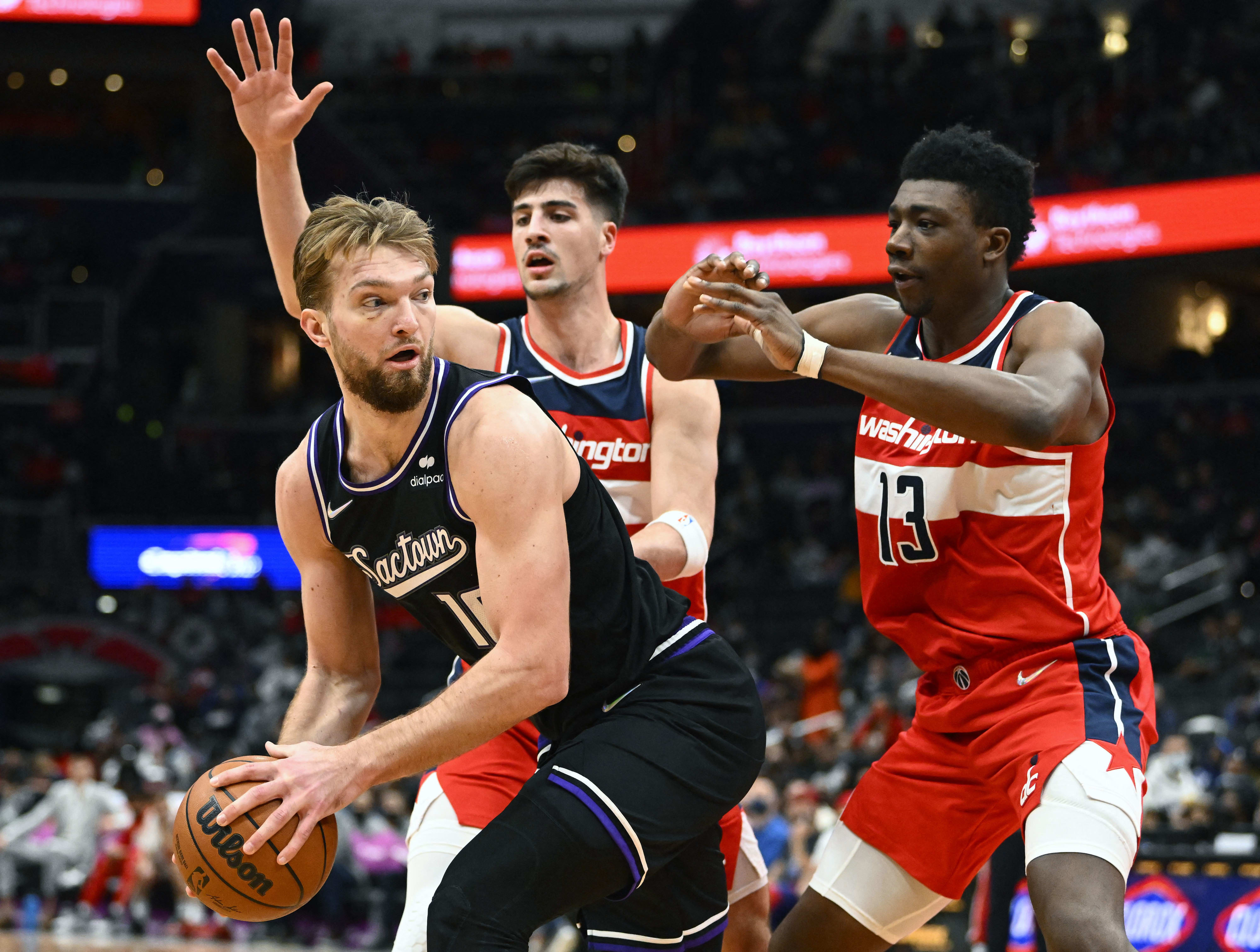 שחקני וושינגטון דני אבדיה, תומאס בריאנט שומרים על דומנטאס סאבוניס, סקרמנטו קינגס