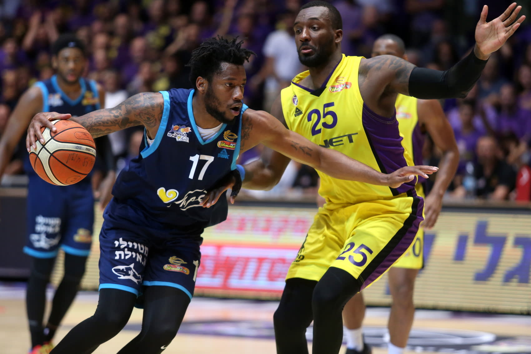 שחקן הפועל אילת, אריק גריפין, מול שחקן הפועל חולון, ג'ורדן המילטון