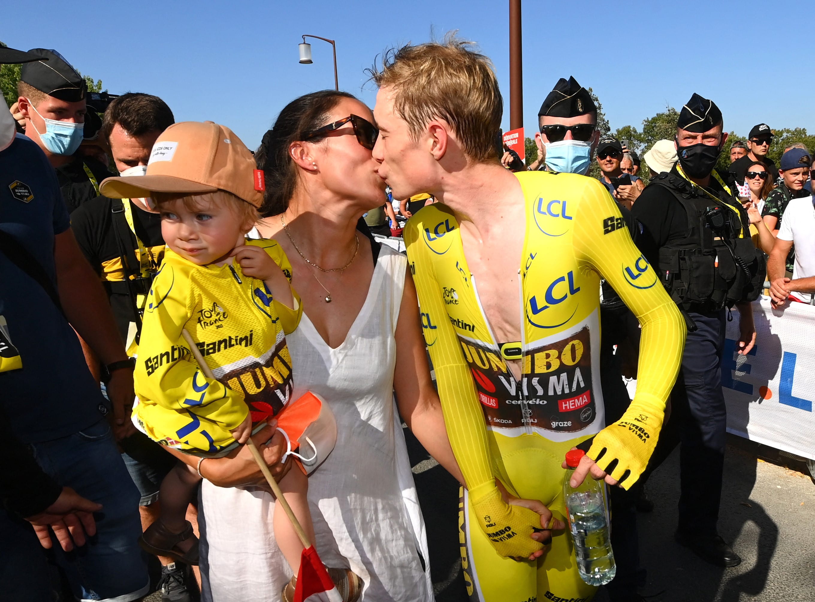 יונאס וינגגור זוכה טור דה פראנס 2022 עם אשתו ובתו