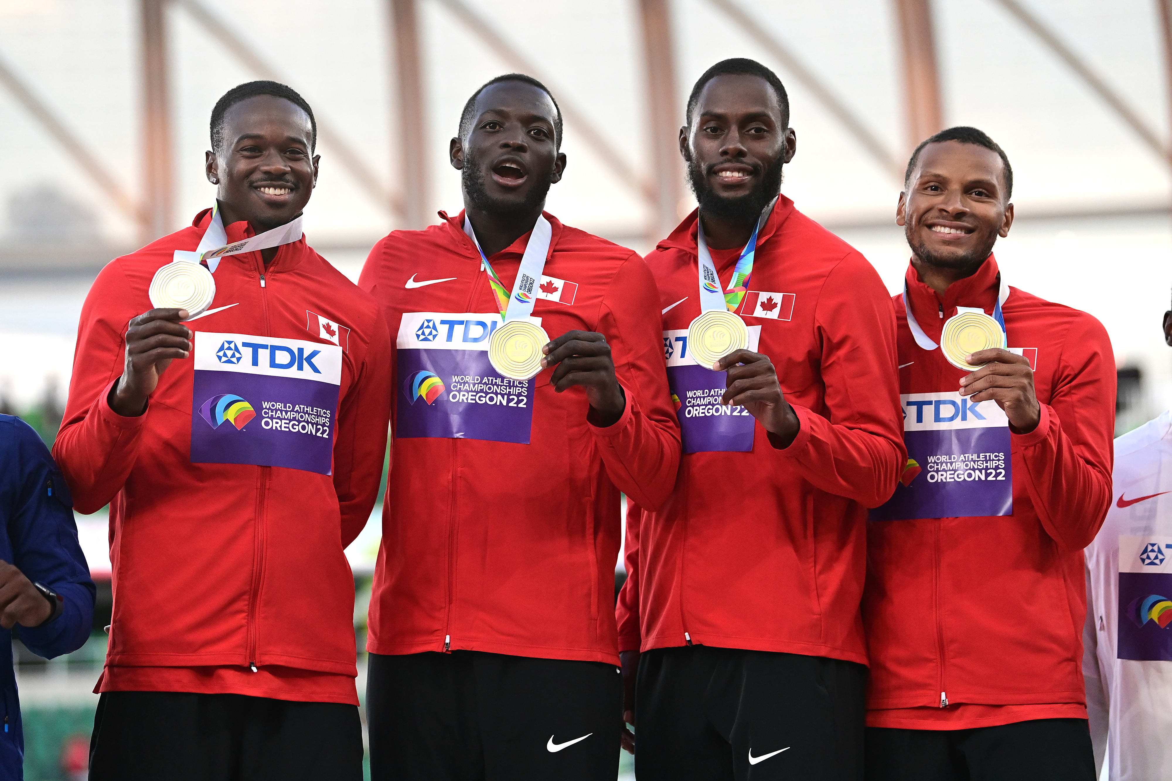 נבחרת השליחים של קנדה אחרי הזכייה במדליית הזהב ב-100X4