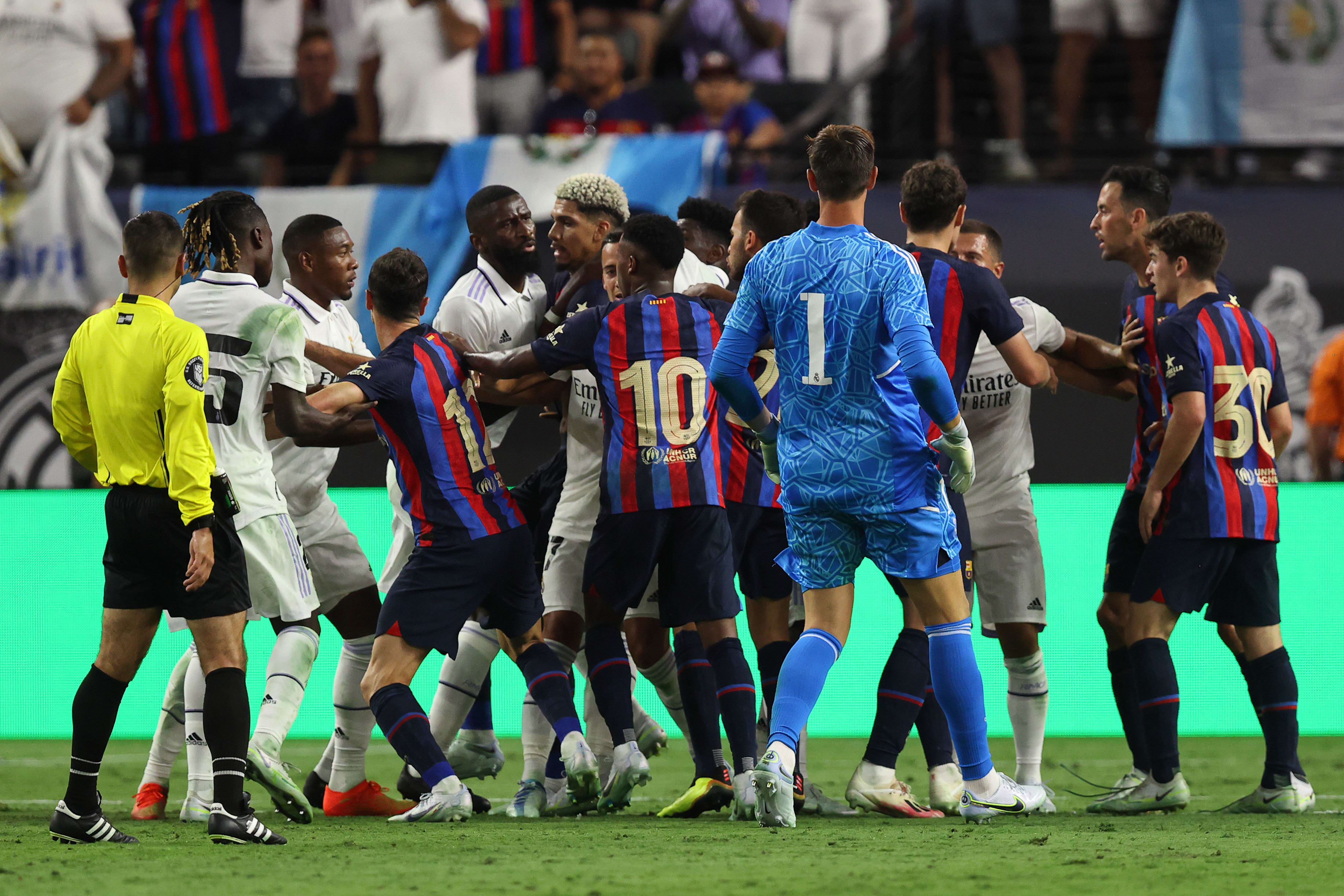 שחקני ריאל מדריד, ברצלונה מתקוטטים