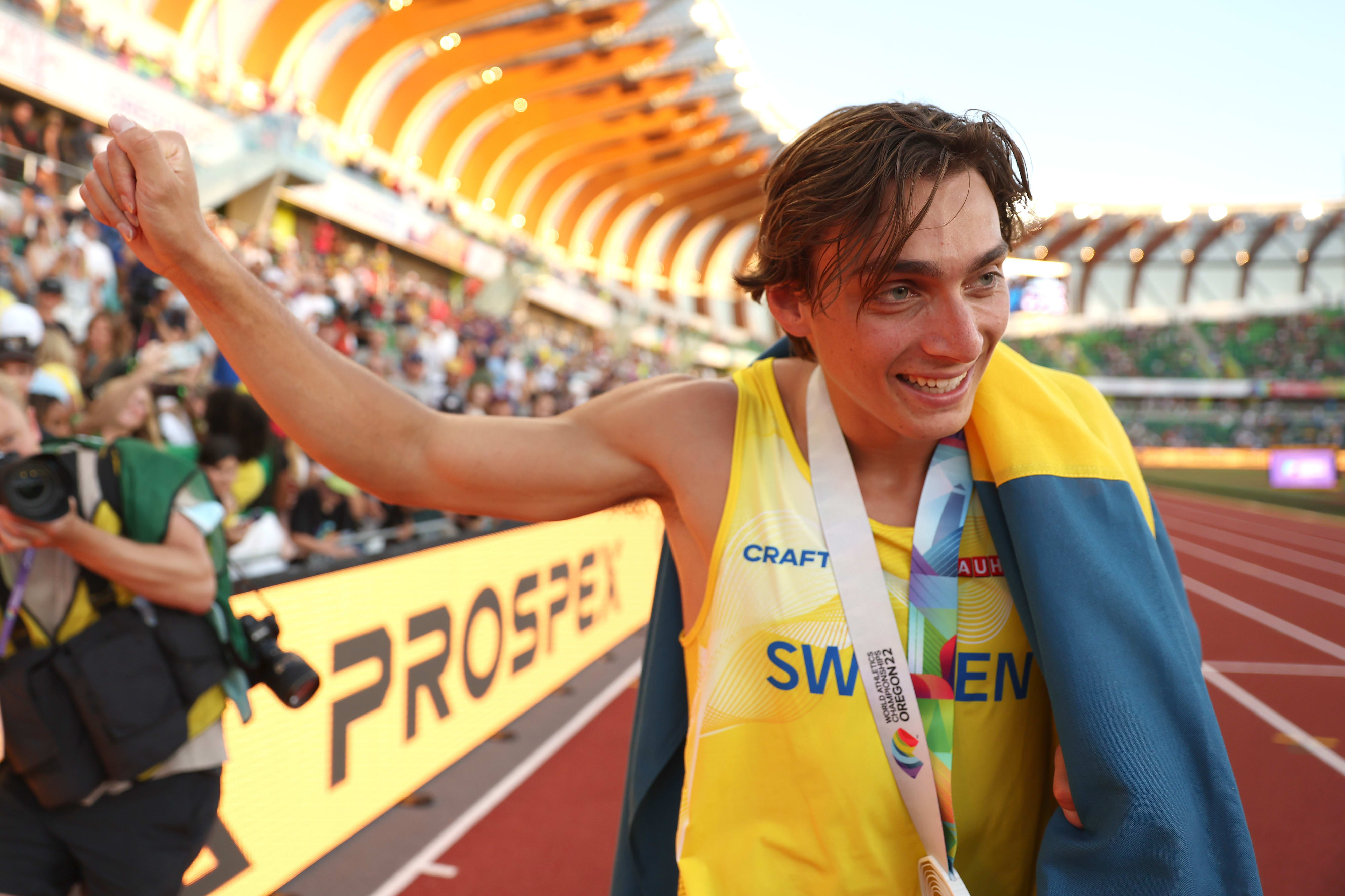 הקופץ במוט השבדי ארמנד דופלנטיס חוגג את שבירת שיא העולם