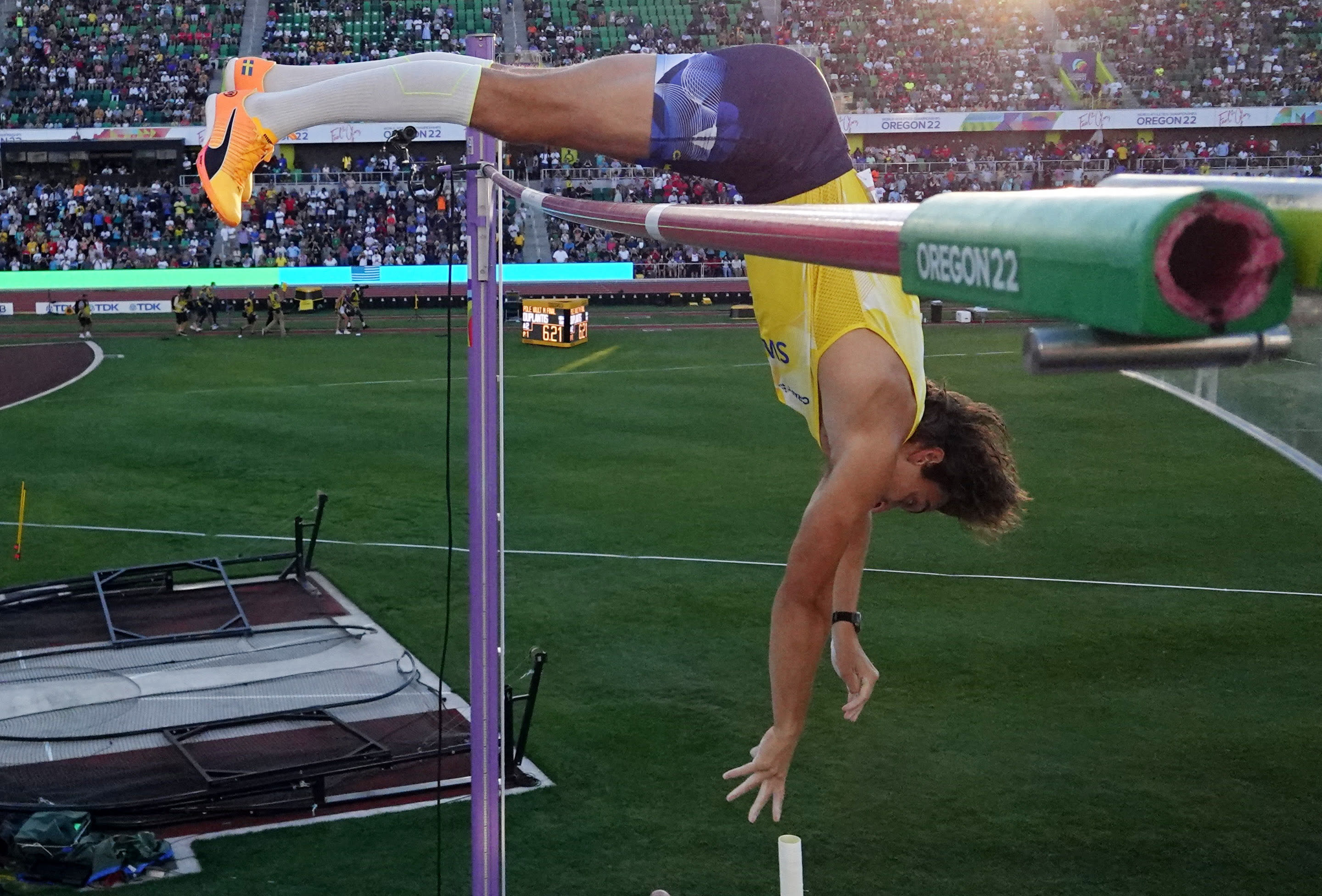 הקופץ במוט השבדי ארמנד דופלנטיס שובר את שיא העולם