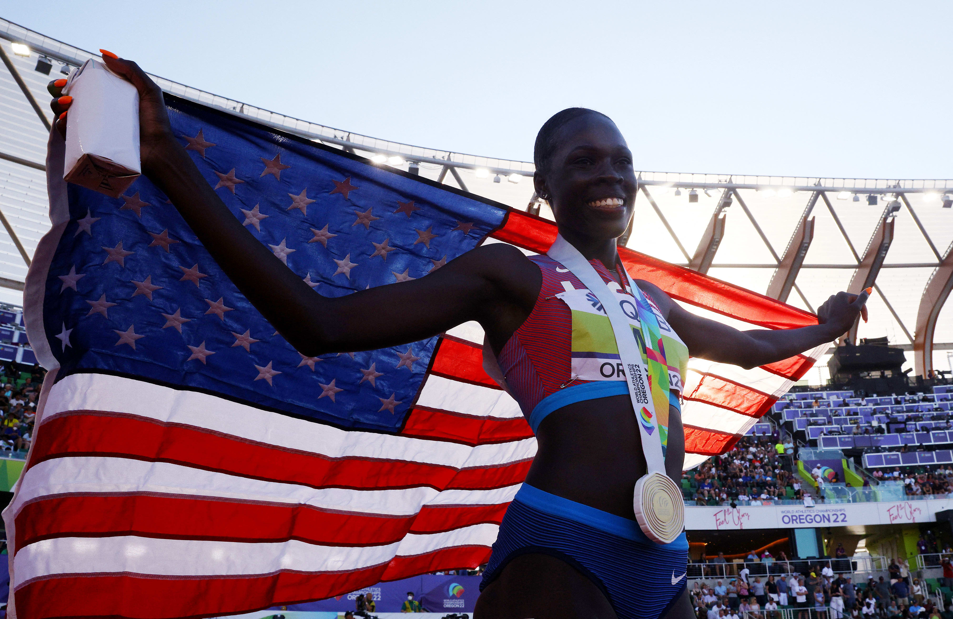 הרצה האמריקאית אתינג מו חוגגת זכייה במדליית זהב