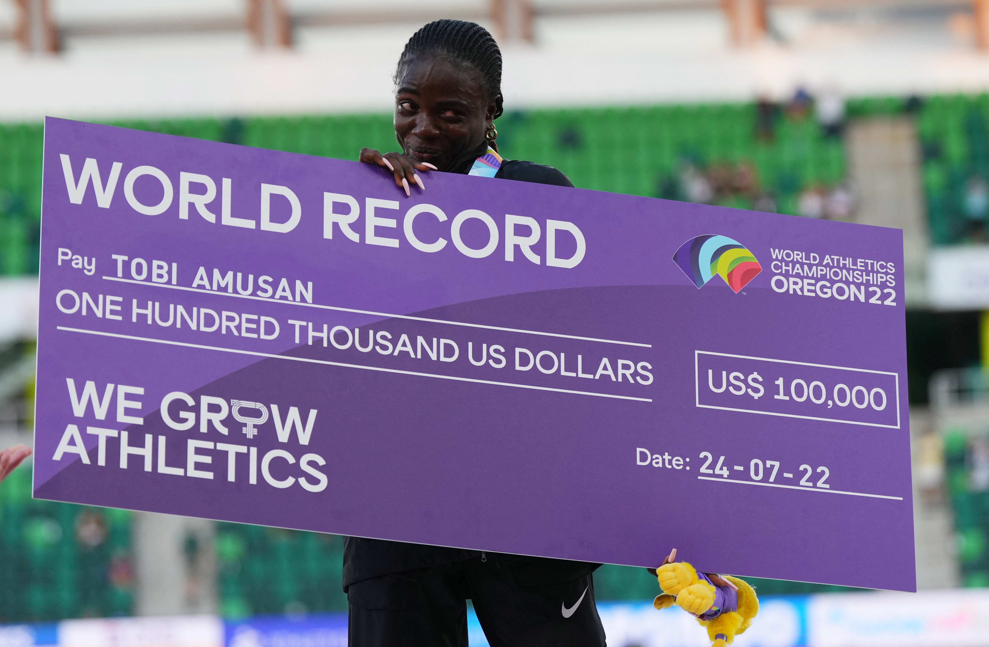 האצנית הניגרית טובי אמוסאן חוגגת שיא עולם בריצת 100 מטר משוכות