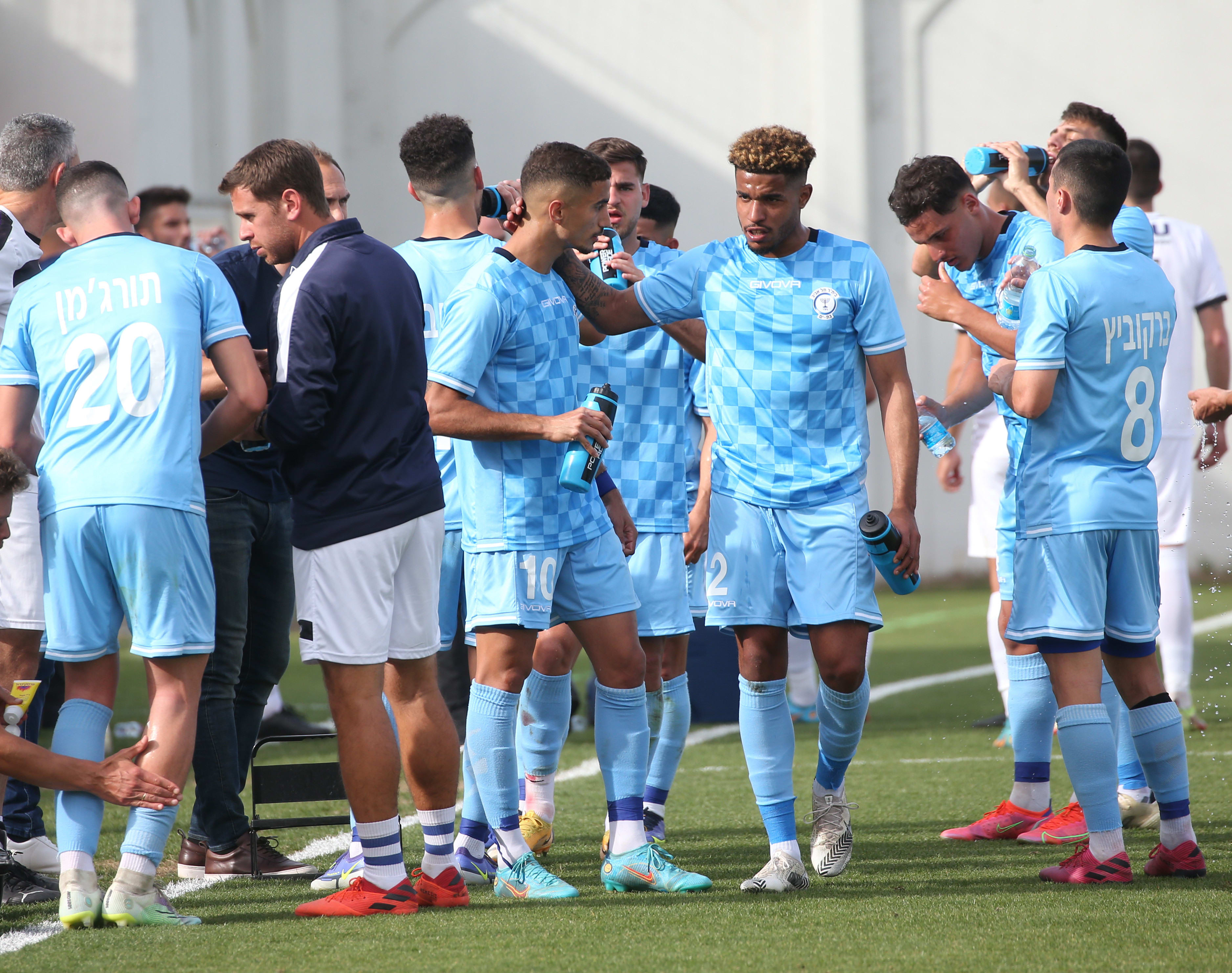 מייקל צ'ילאקה ושחקני בית