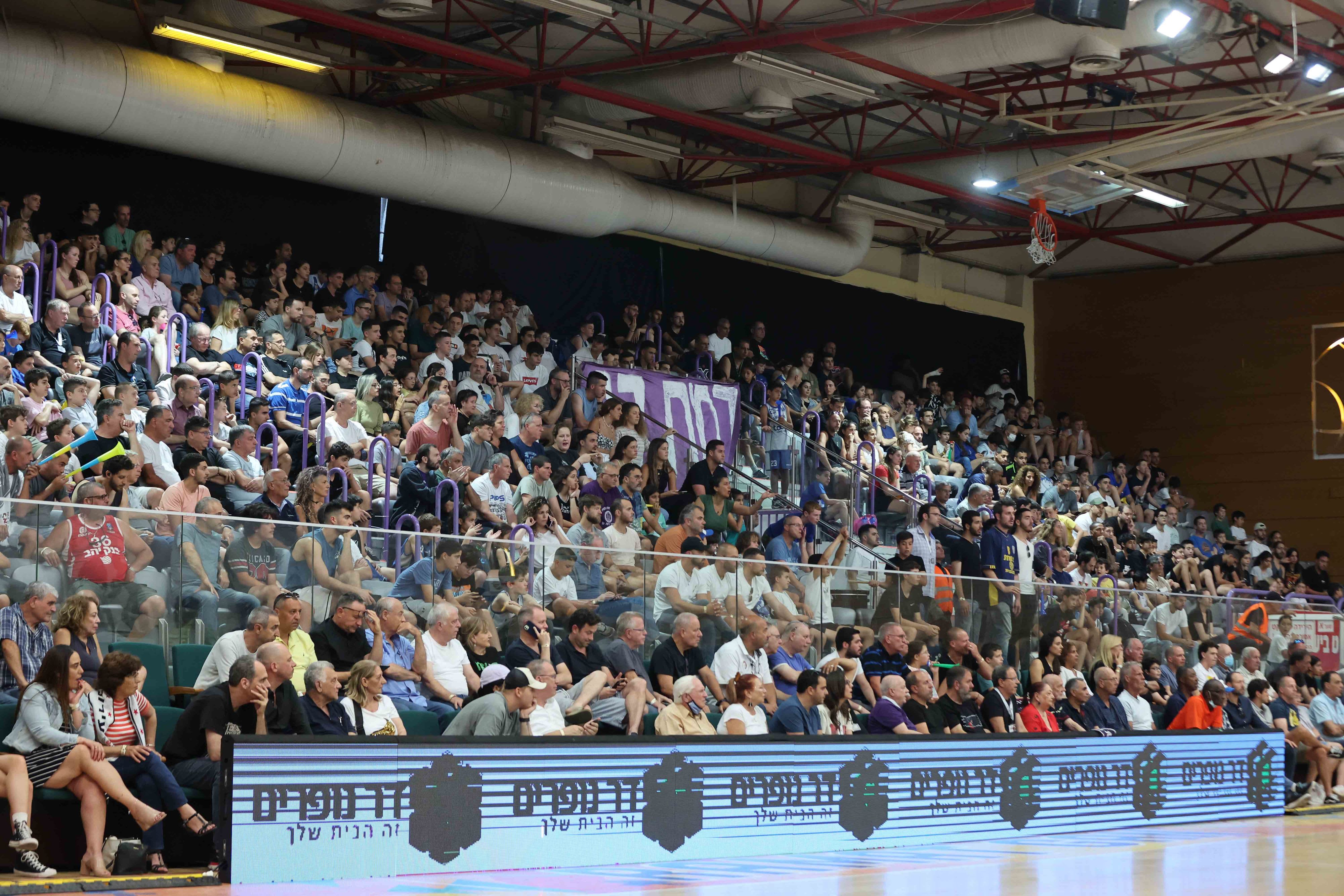 אוהדי מכבי עירוני רמת גן באולם זיסמן