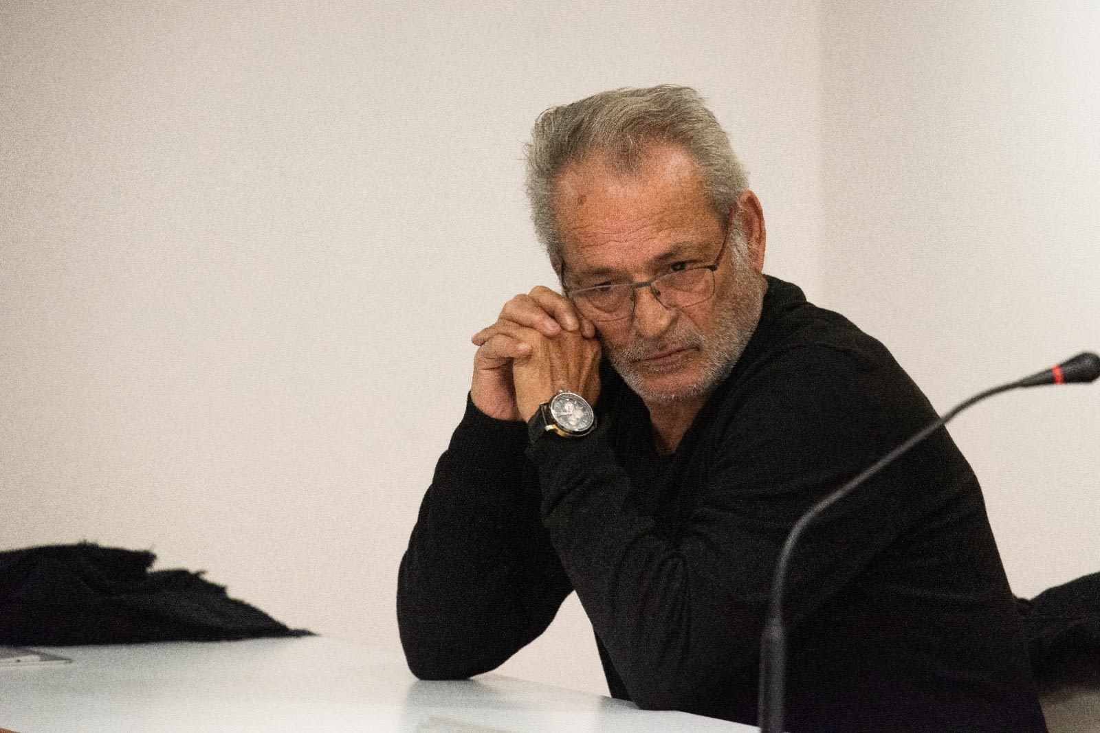 יעקב בוזגלו במסיבת העיתונאים בה מאור בוזגלו הודיע על פרישה