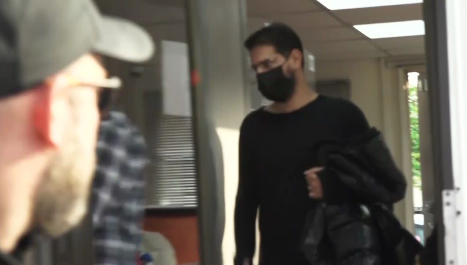 משה חוגג ביציאה מהמעצר, בדרך למעצר בית