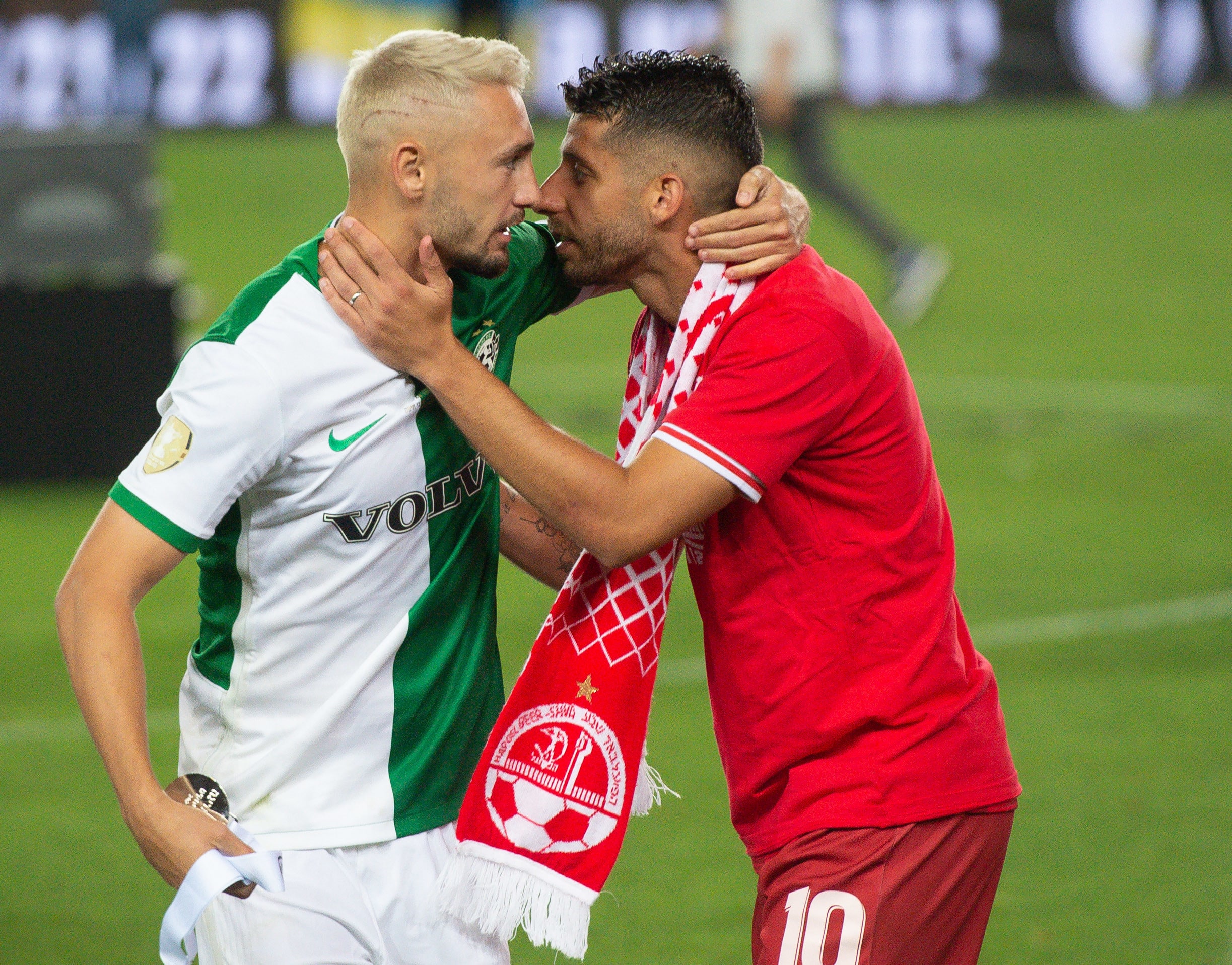 דור מיכה שחקן הפועל באר שבע עם עומר אצילי שחקן מכבי חיפה