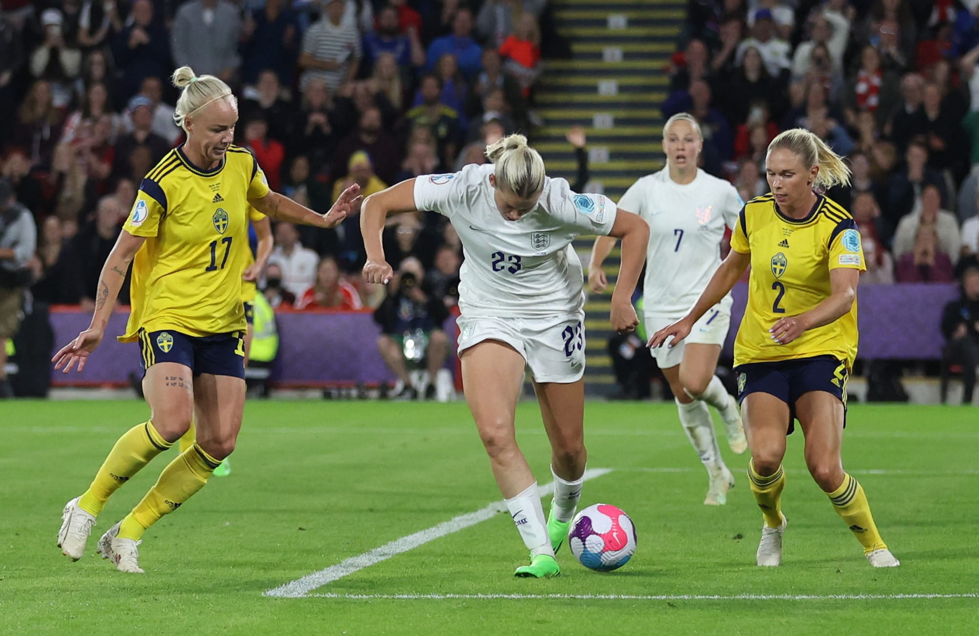 אלסיה רוסו, שחקנית נבחרת אנגליה נשים, כובשת שער עם העקב