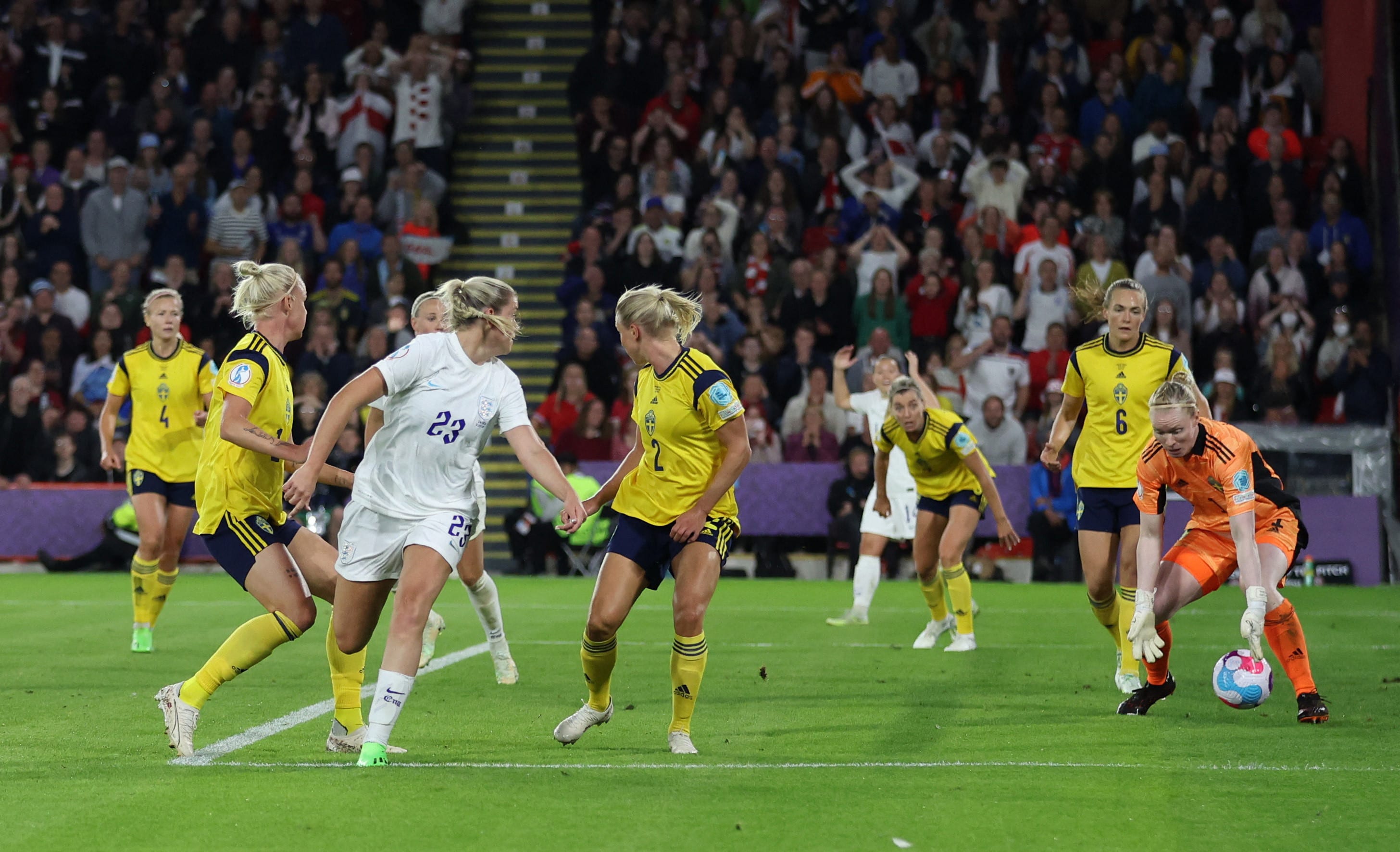 אלסיה רוסו, שחקנית נבחרת אנגליה נשים, כובשת שער עם העקב