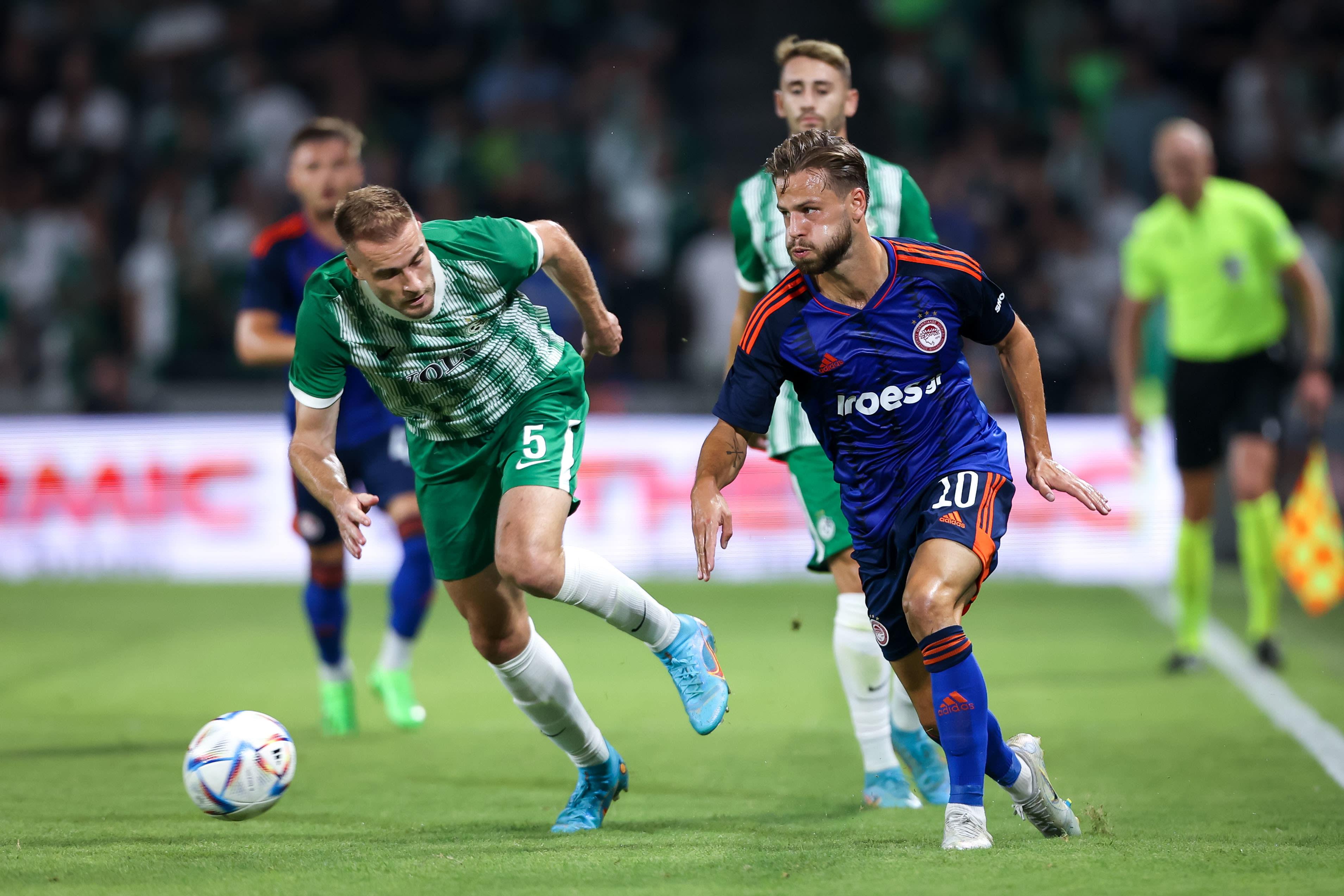 שחקן מכבי חיפה בוגדן פלאניץ' שומר על שחקן אולימפיאקוס פיליפ זינקרנאגל