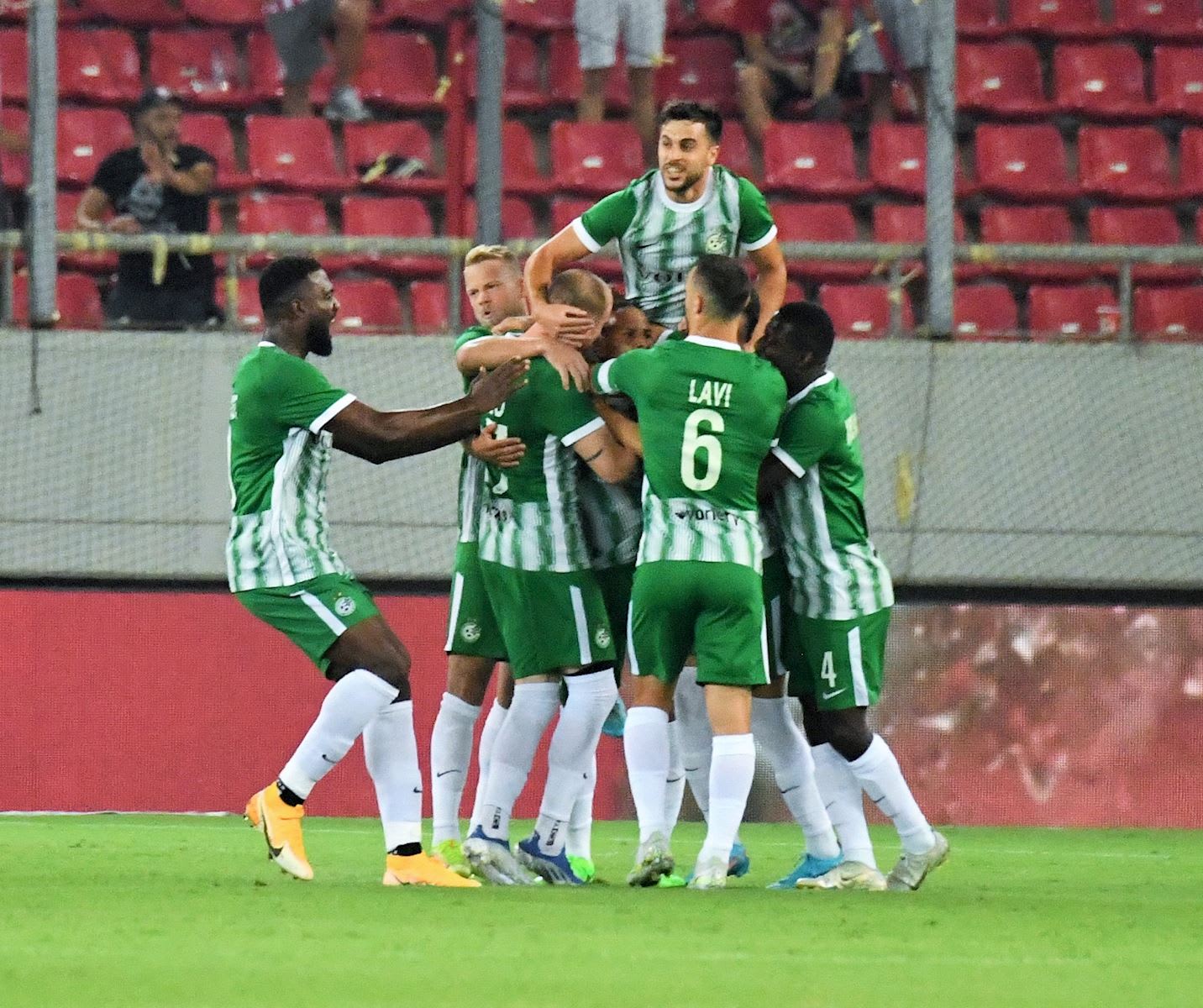 מכבי חיפה חוגגת ביוון נגד אולימפיאקוס