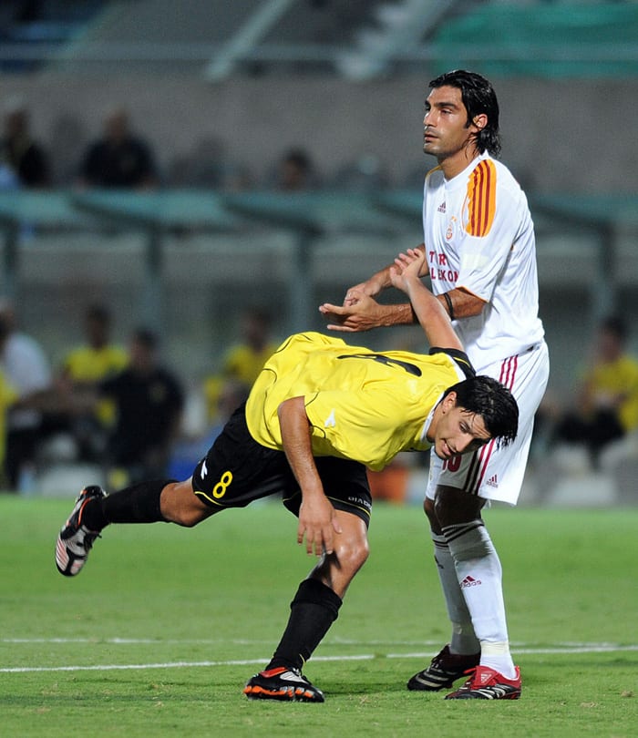 אלמוג כהן שחקן מכבי נתניה מול ארדה טוראן שחקן גלאטסראיי