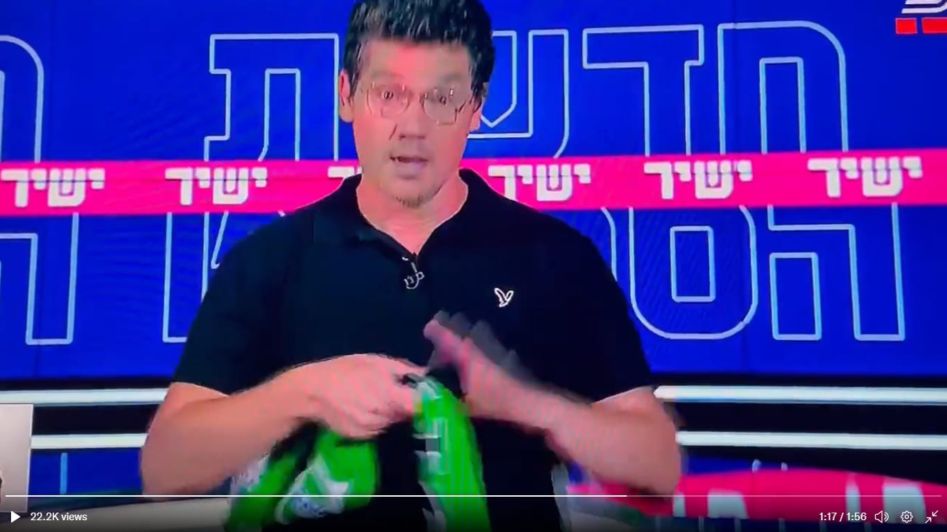 הזמר אבי גרייניק "מזדכה" על הצעיף של מכבי חיפה בתגובה לפרשת הקטינות של עומר אצילי