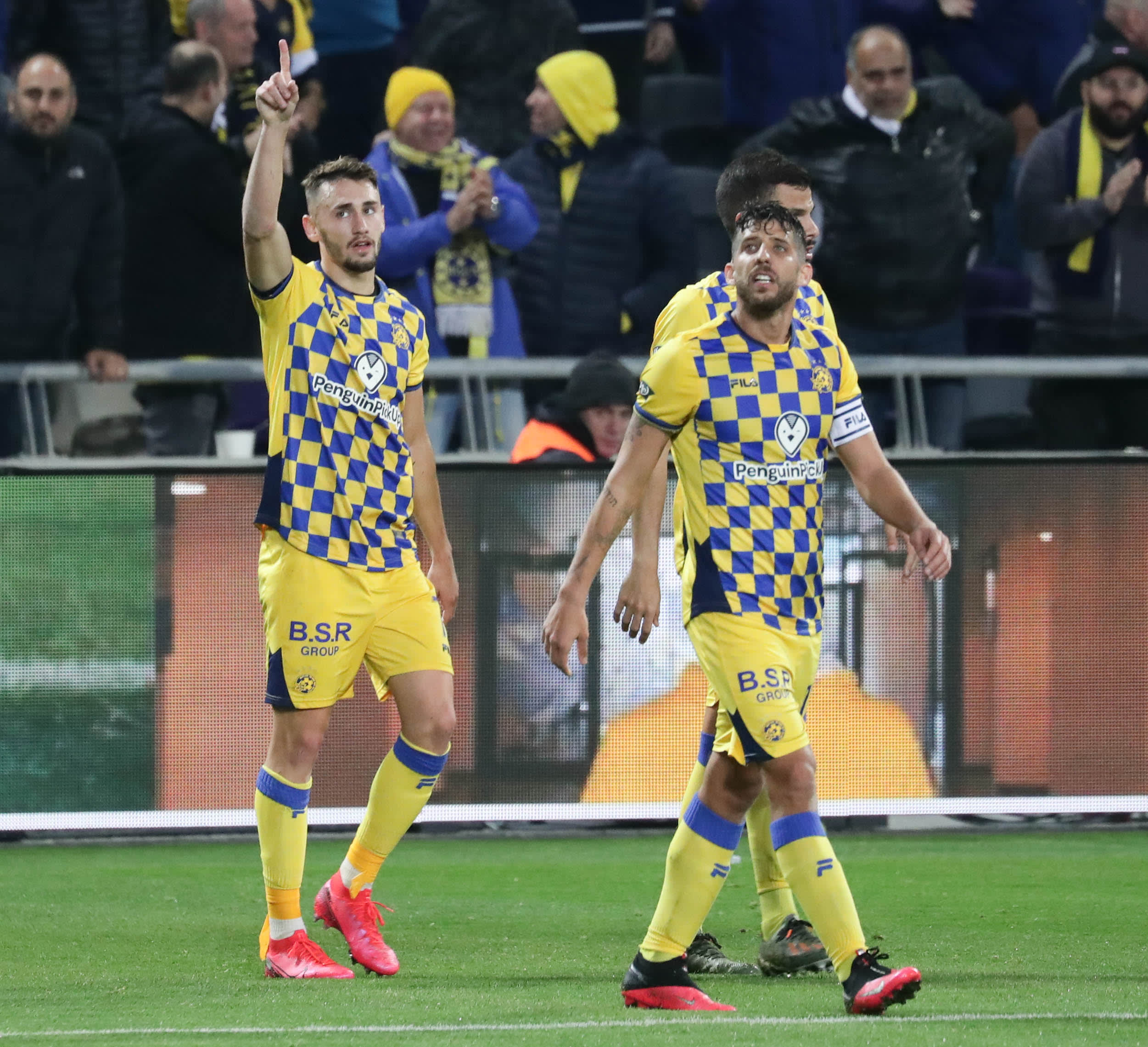 עומר אצילי שחקן מכבי תל אביב עם דור מיכה