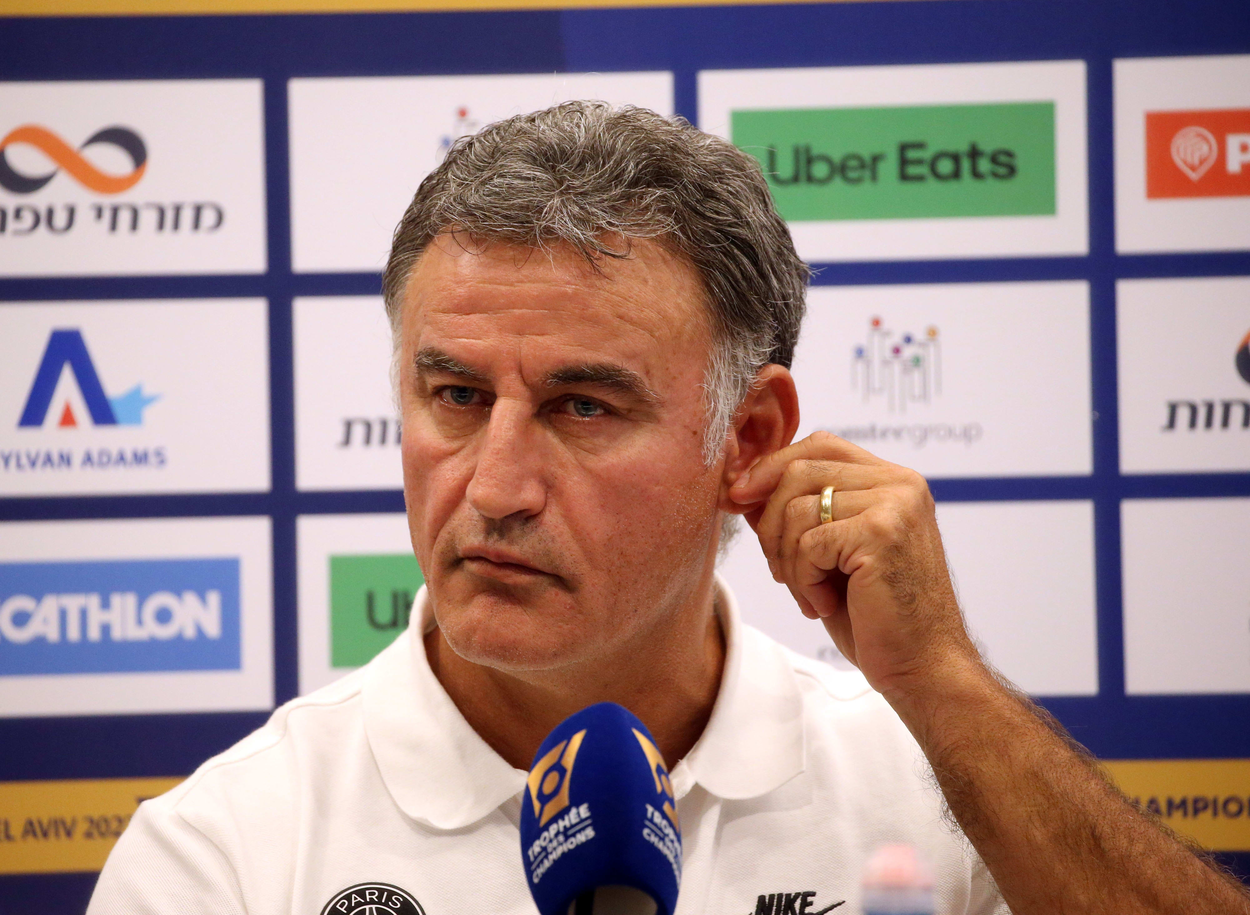 כריסטוף גאלטייה מאמן פריז סן ז'רמן במסיבת עיתונאים