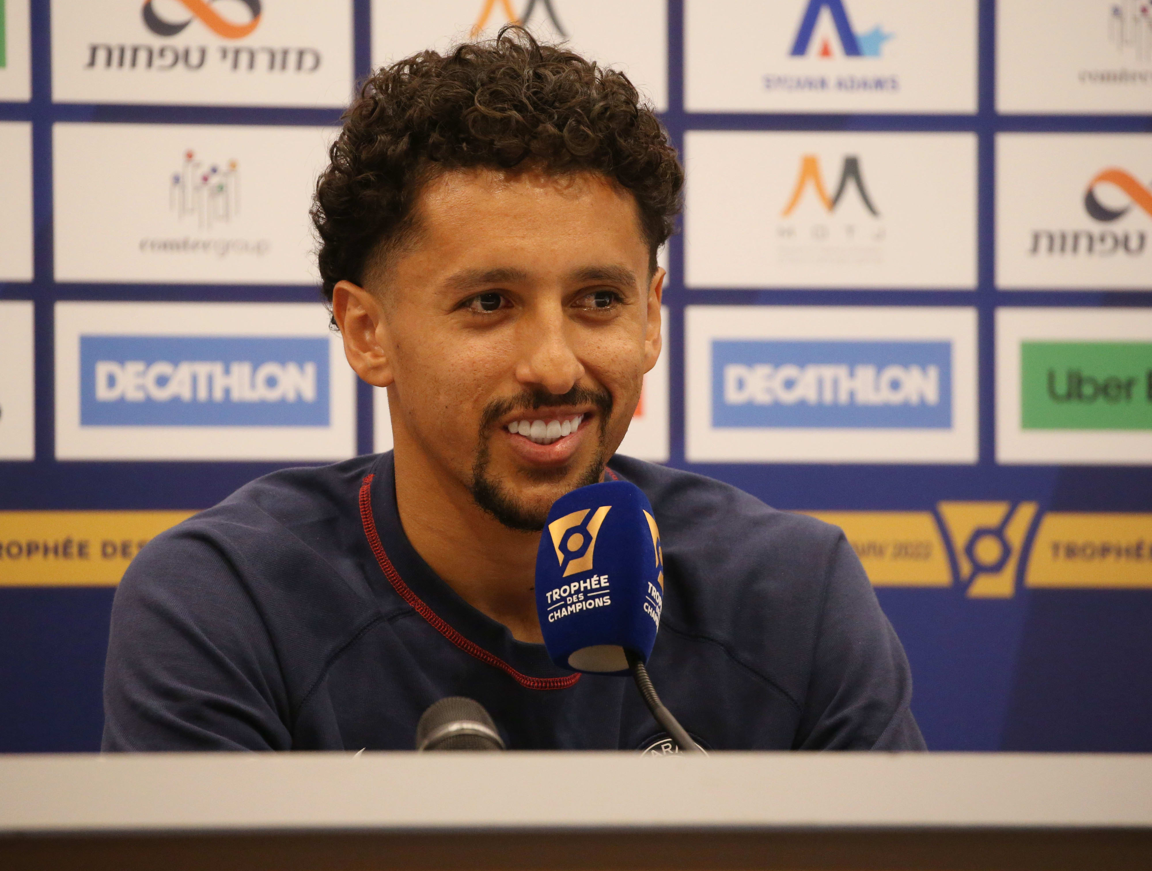 מרקיניוס שחקן פריז סן ז'רמן במסיבת עיתונאים