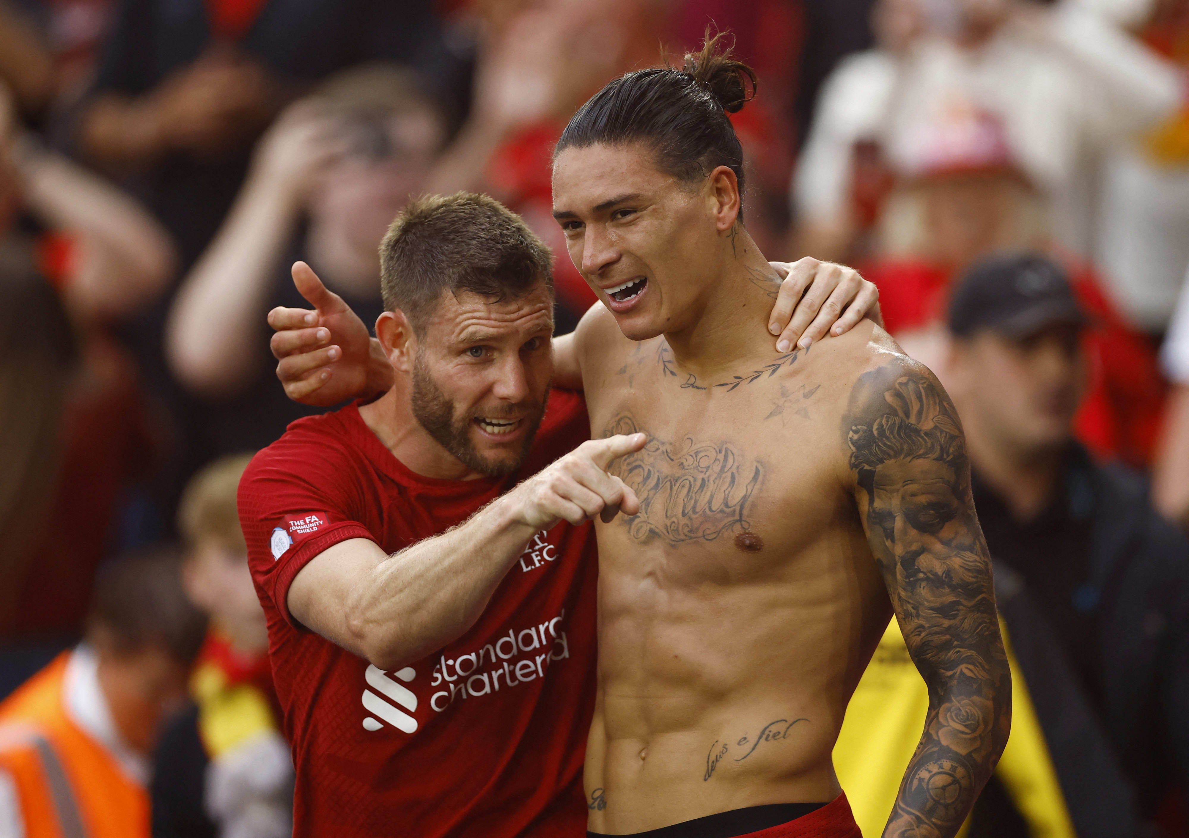 דרווין נונייס עם ג'יימס מילנר שחקני ליברפול חוגגים