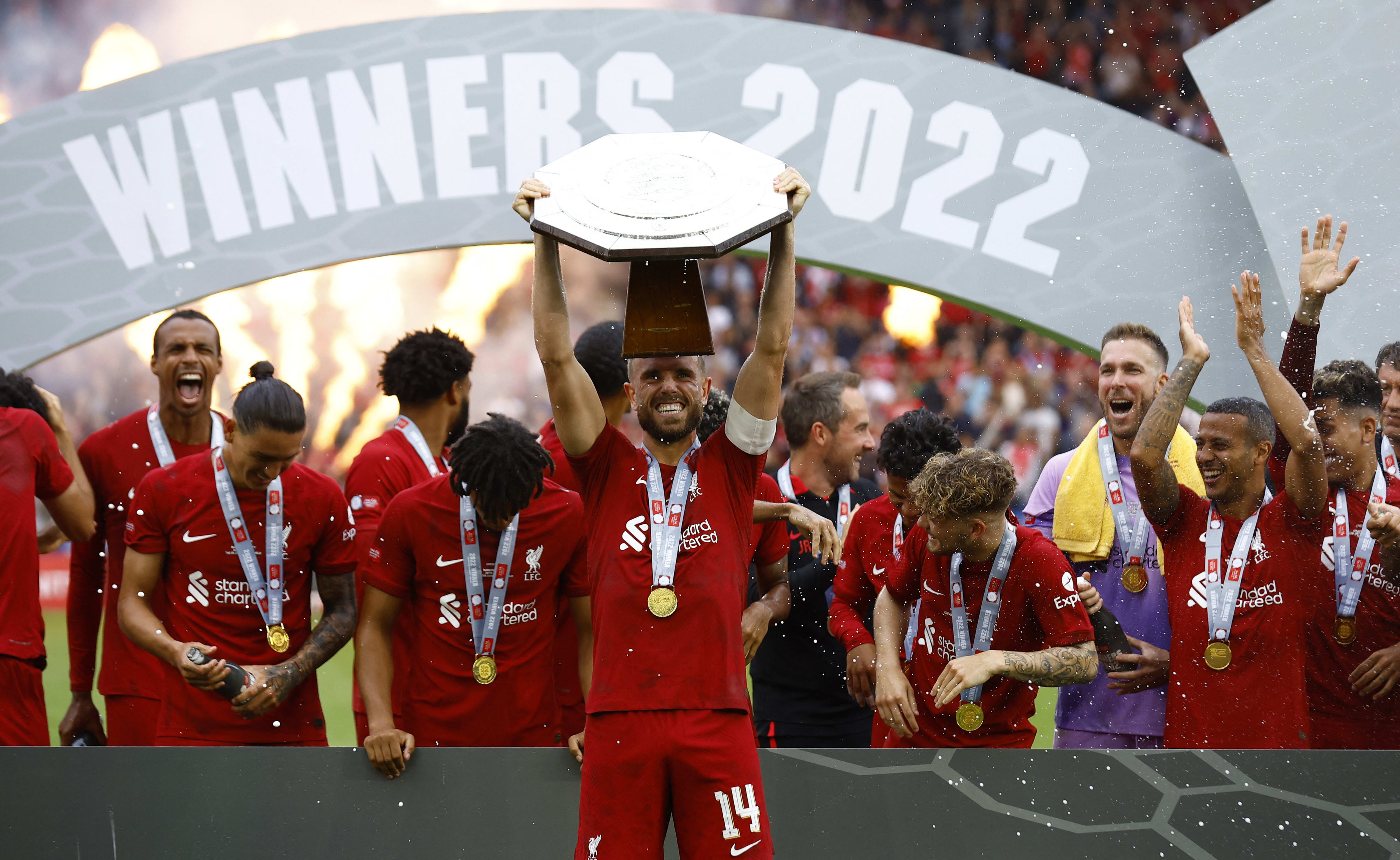 ג'ורדן הנדרסון קפטן ליברפול מניף את מגן הקהילה