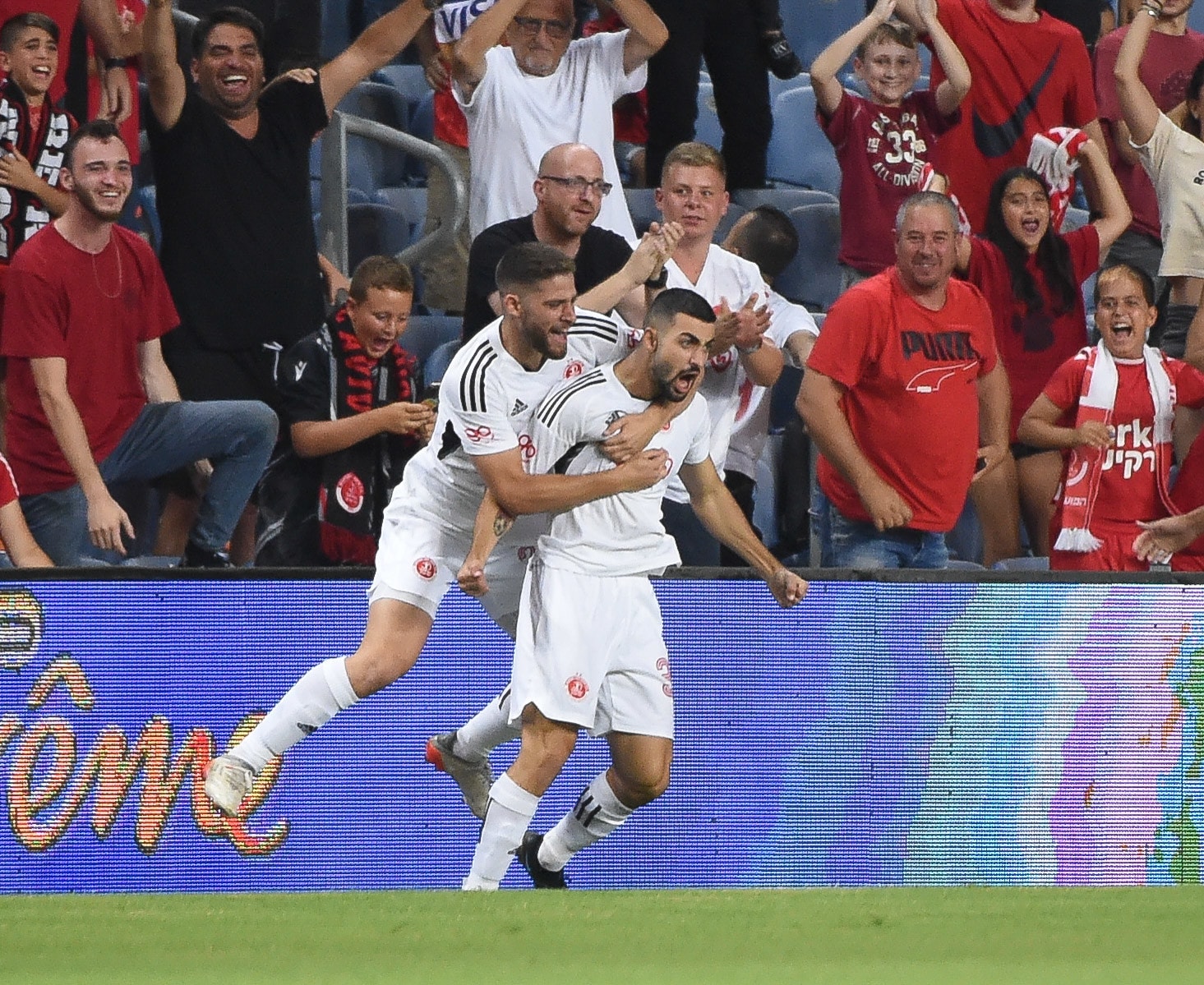 שחקן הפועל תל אביב הישאם לאיוס חוגג שער עם אריאל כהן