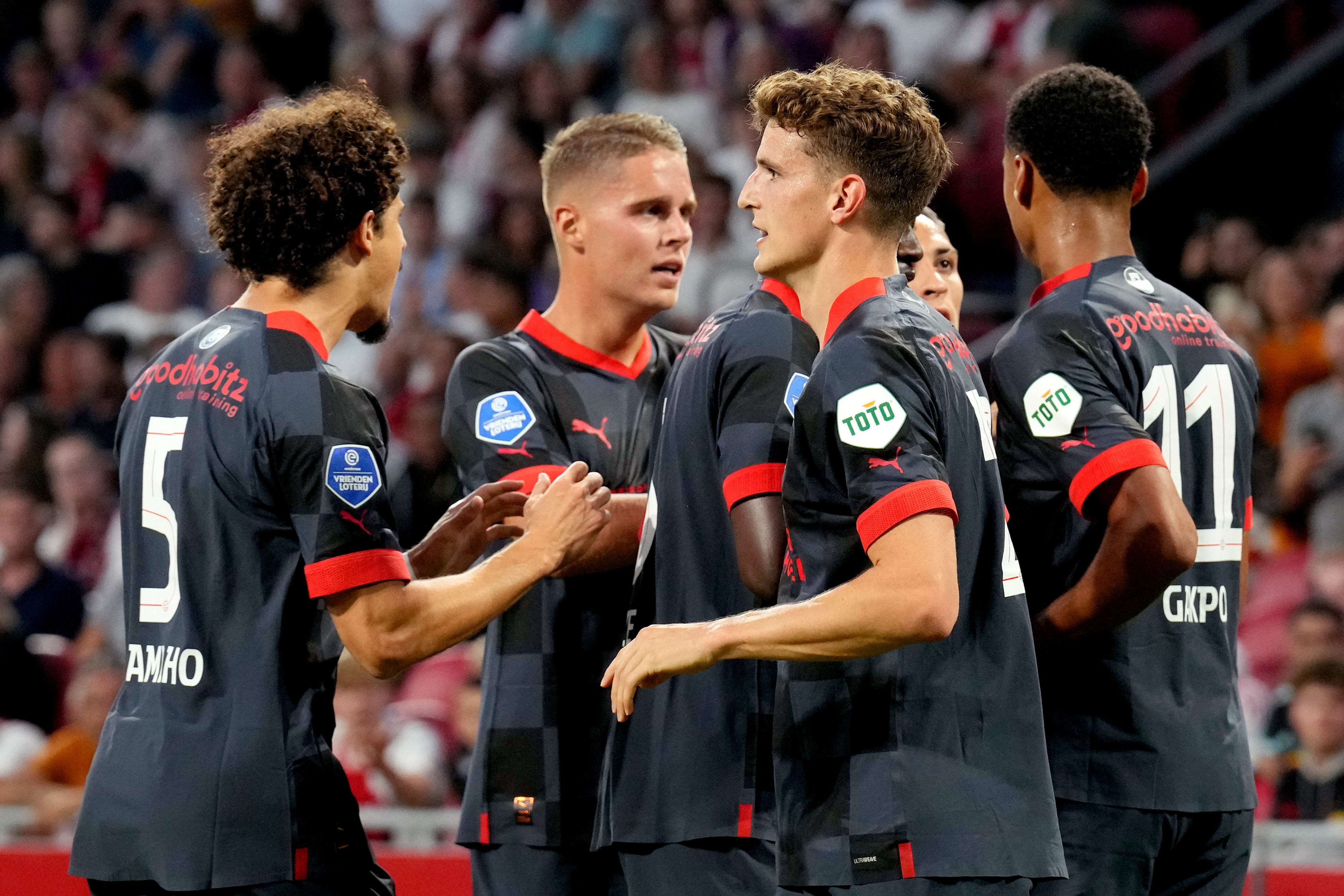 חוס טיל חוגג עם שחקני פ.ס.וו איינדהובן