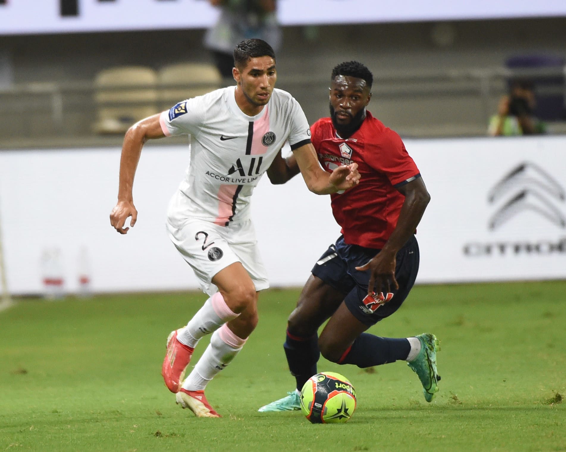 אשרף חכימי שחקן פריז סן ז'רמן מול ג'ונתן במבה שחקן ליל