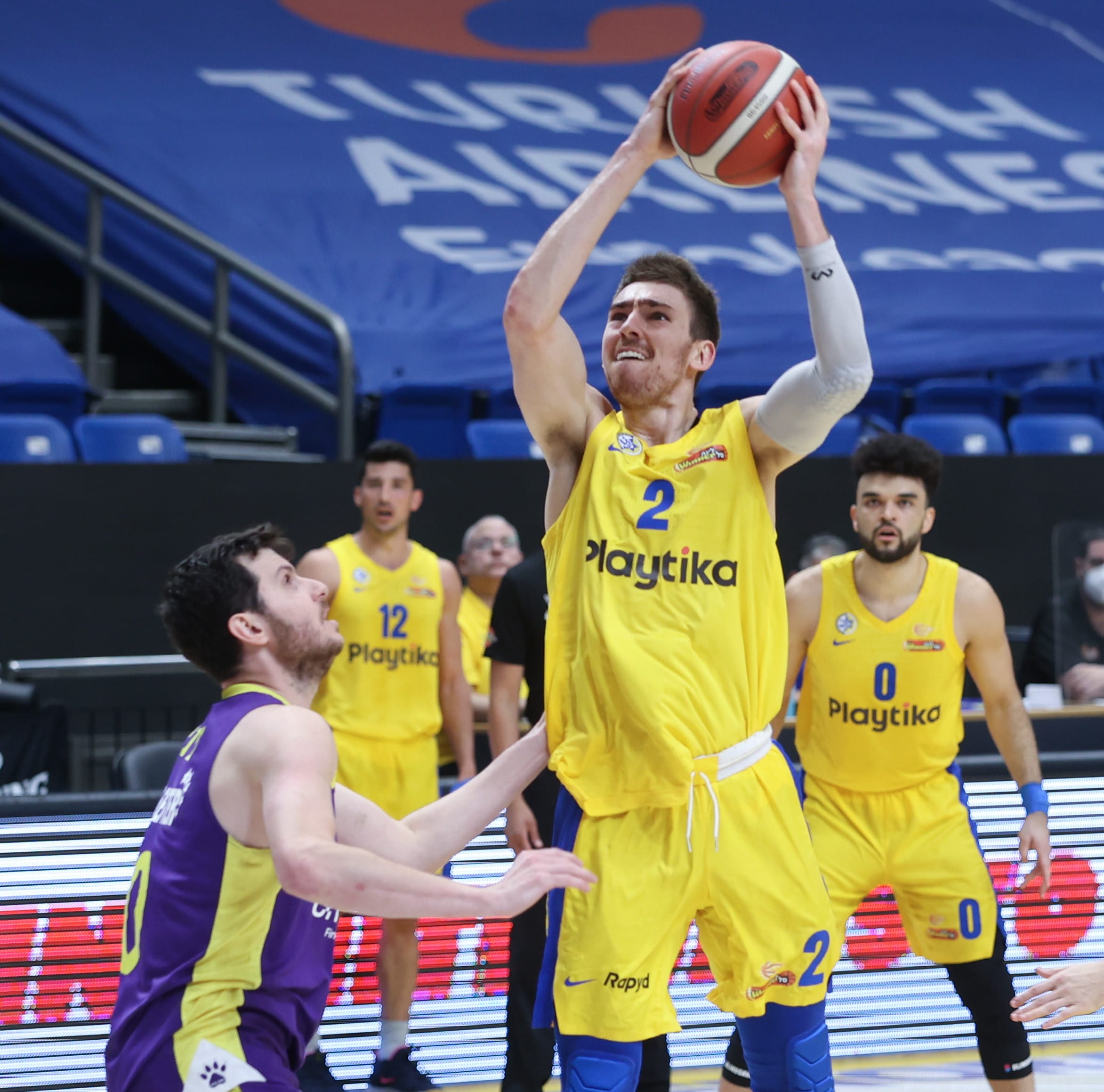 שחקן מכבי תל אביב טי. ג'יי. קליין מול שחקן הפועל חולון גיא פניני