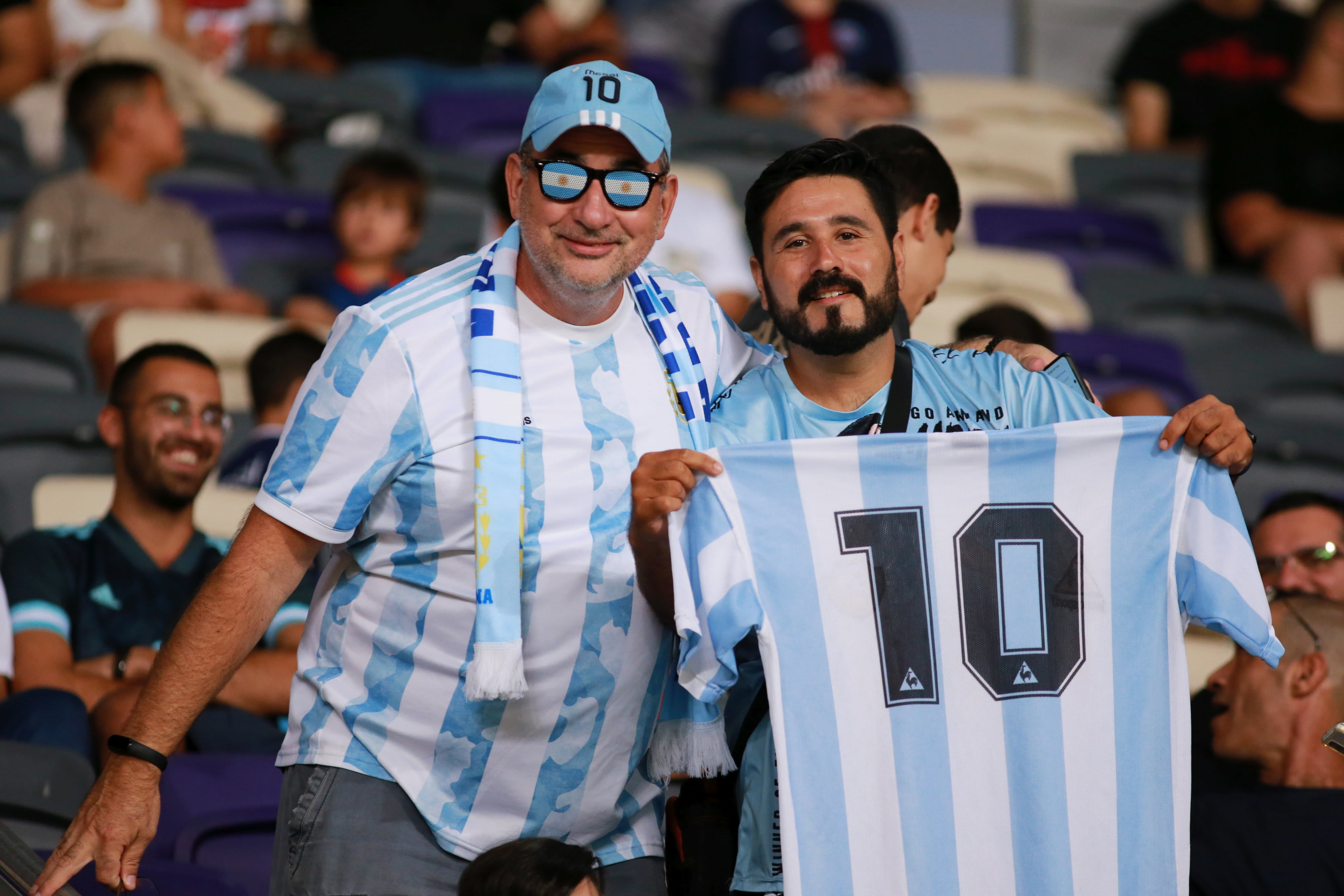 אוהדי נבחרת ארגנטינה במשחק של פריז סן ז'רמן נגד נאנט באצטדיון בלומפילד