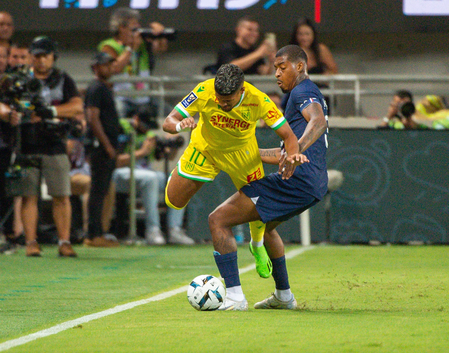 פרסנל קימפמבה שחקן פריס סן ז'רמן מול לודוביק בלאס שחקן נאנט