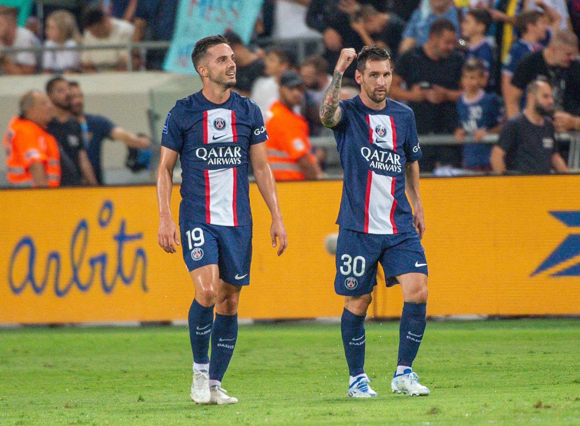 שחקן פריז סן ז'רמן, ליאונל מסי, חוגג שער לצד פאבלו סראביה