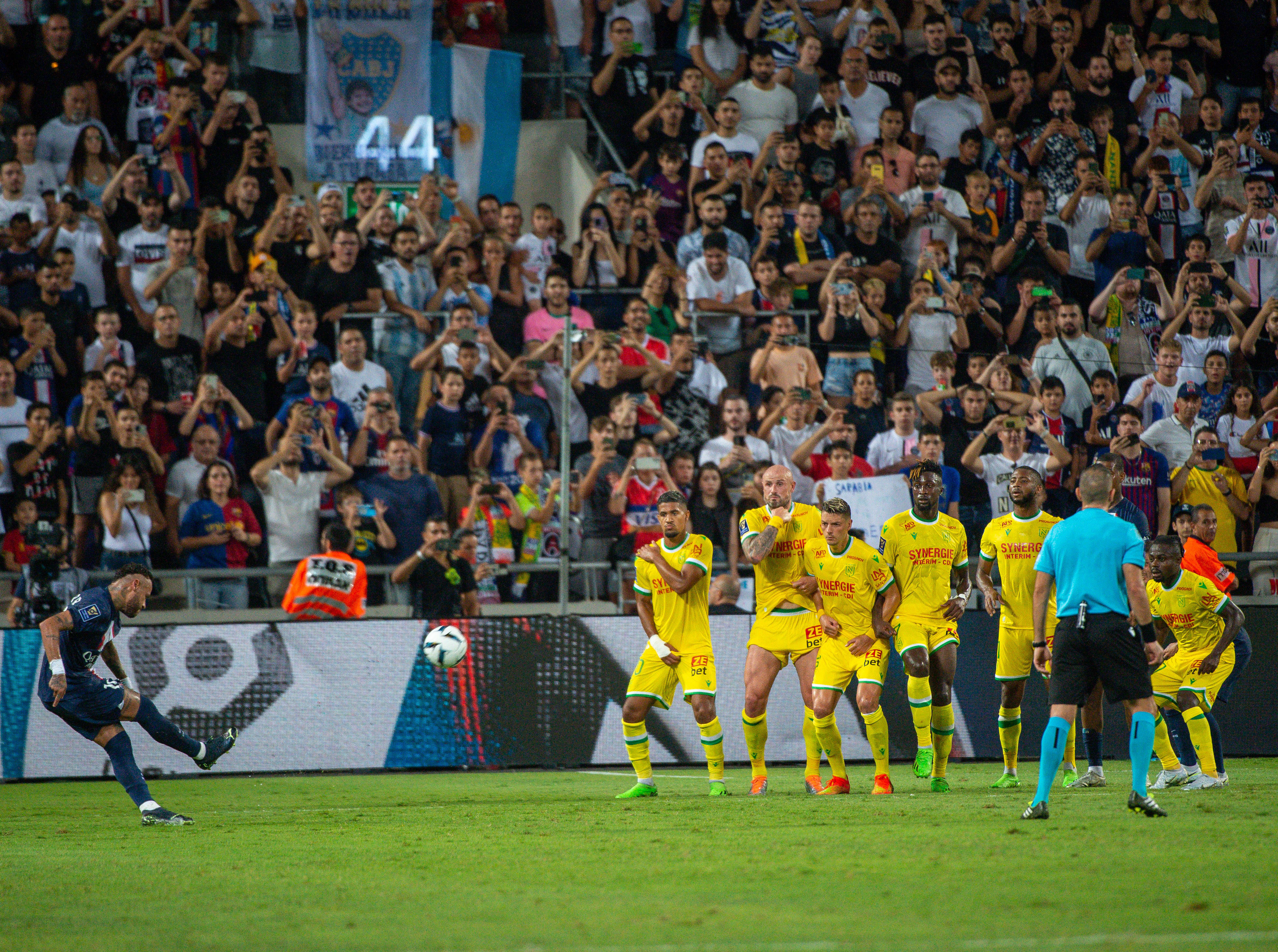 שחקן פריז סן ז'רמן ניימאר כובש נגד נאנט