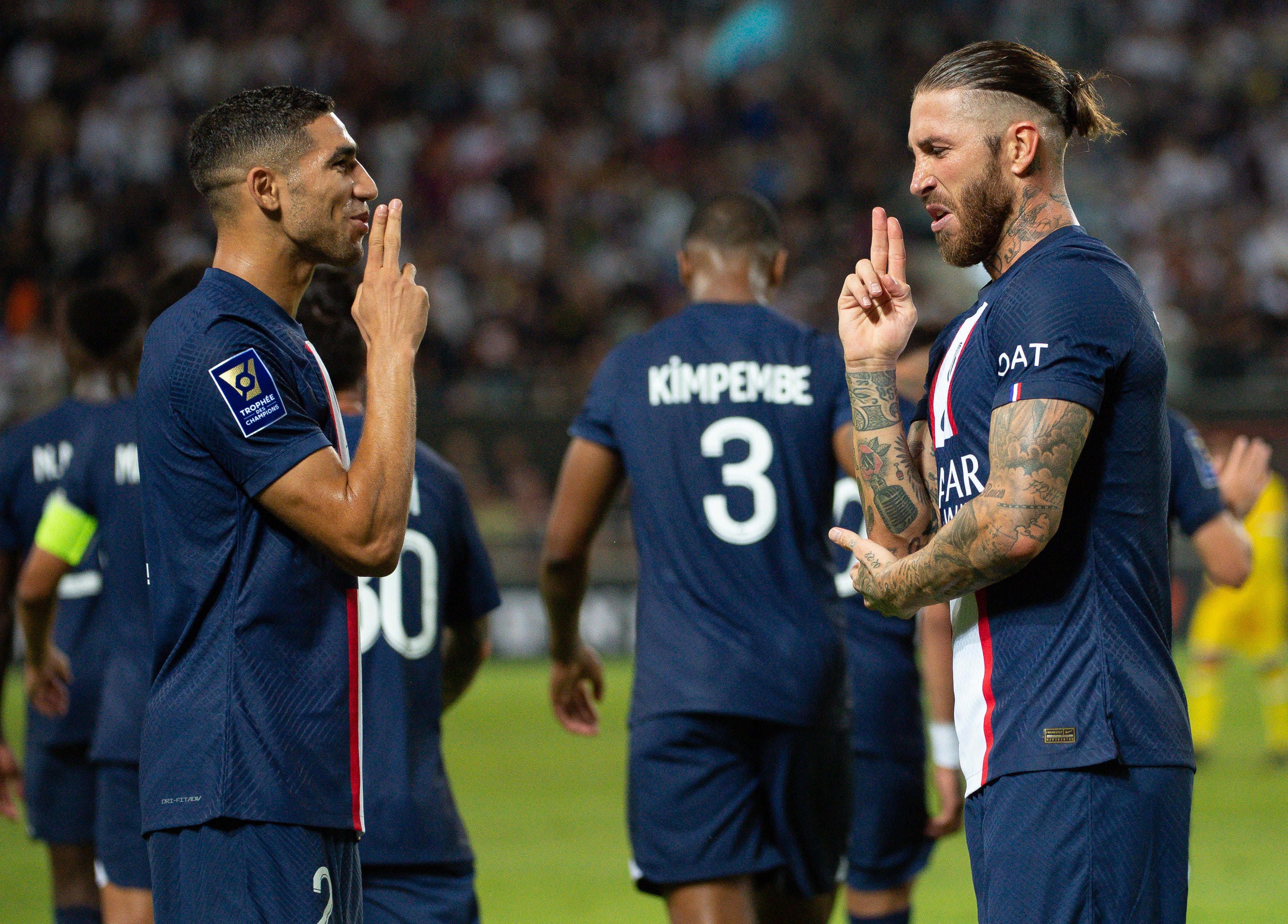 סרחיו ראמוס חוגג שער של פריז סן ז'רמן עם אשרף חכימי