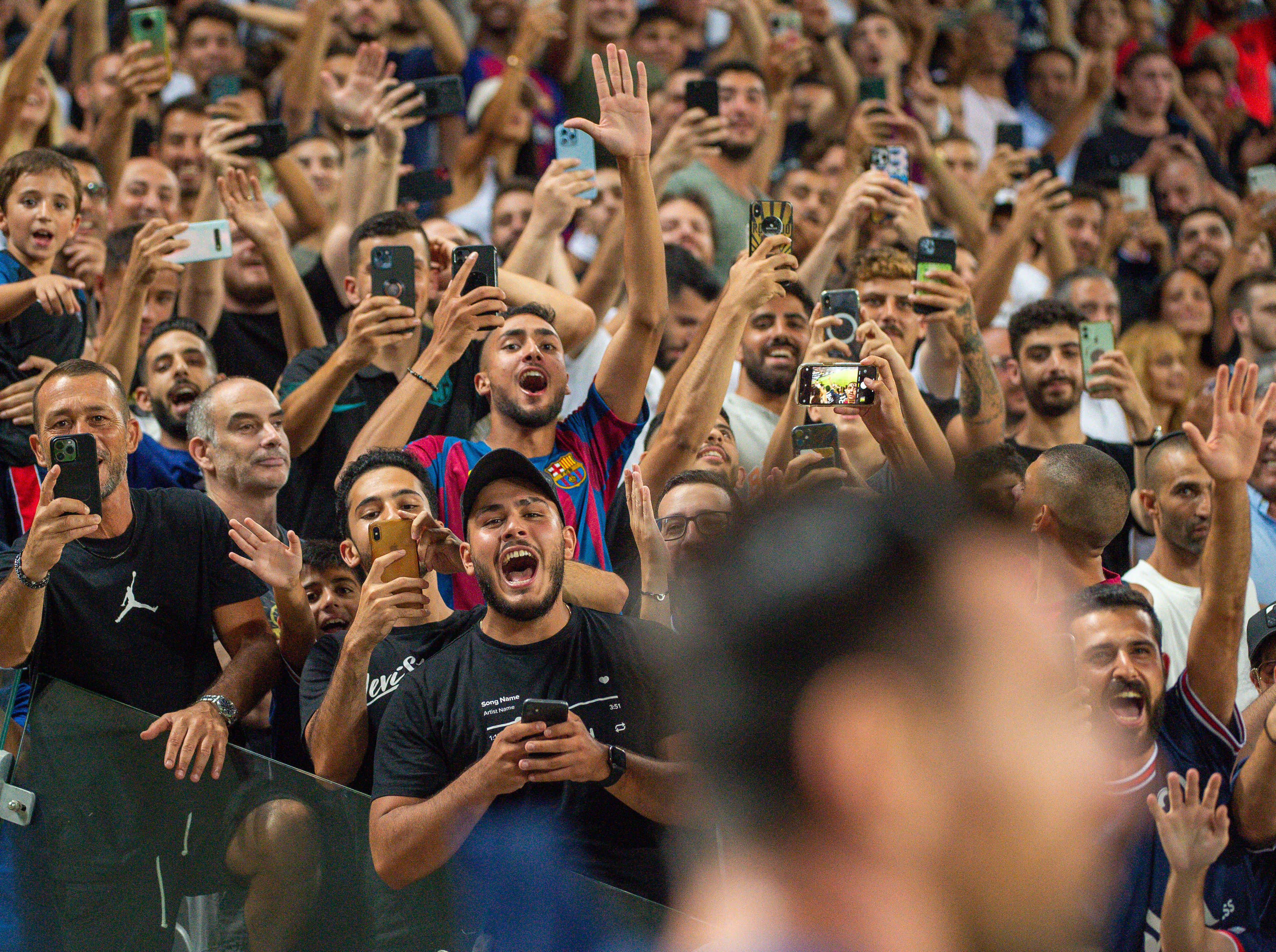 הצופים באצטדיון בלומפילד במשחק של פריז סן ז'רמן נגד נאנט