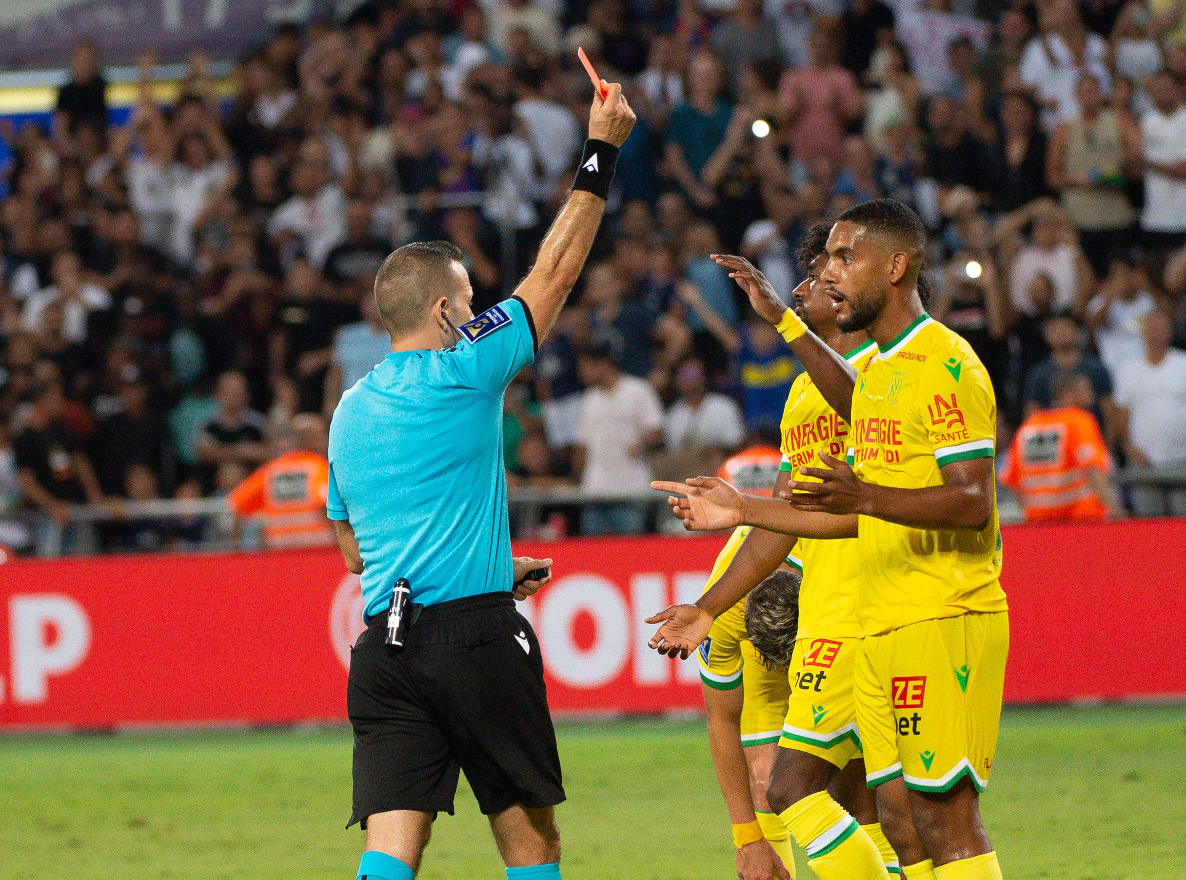 שופט הכדורגל אוראל גרינפלד מרחיק את שחקן נאנט ז'אן שארל קאסטלטו