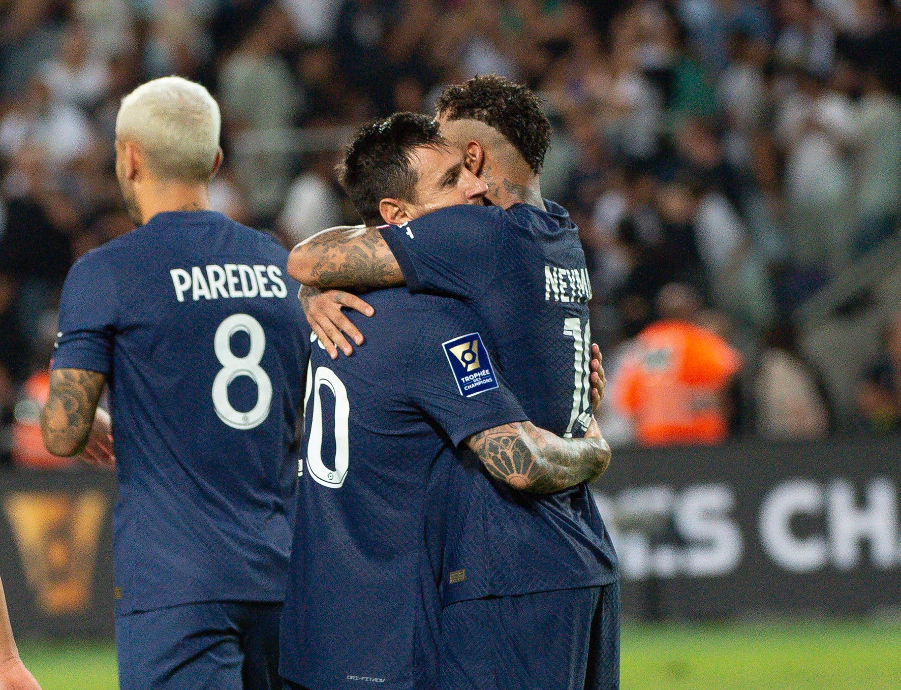 שחקן פריז סן ז'רמן ליאונל מסי מחבק את ניימאר