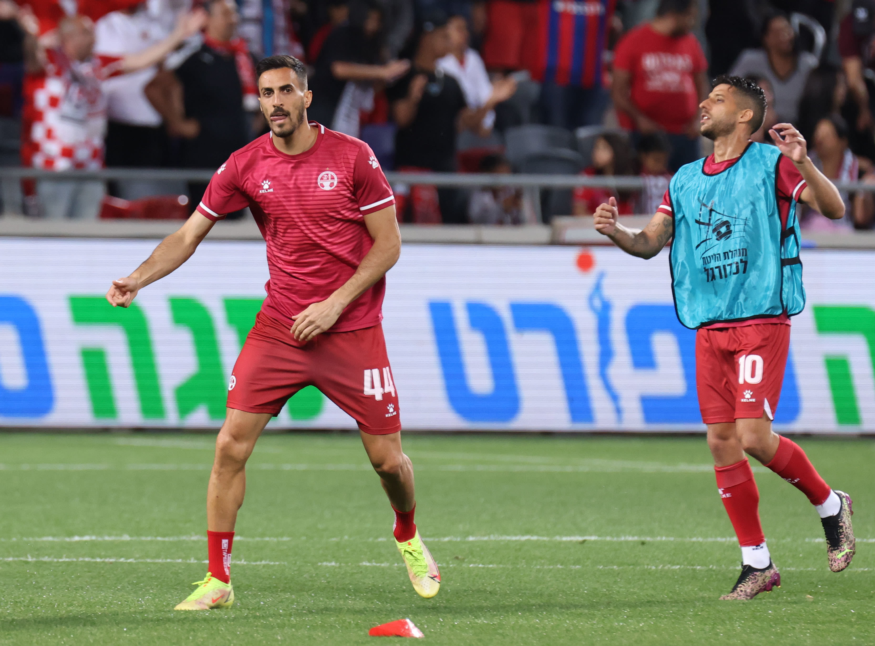 חאתם עבד אלחמיד שחקן הפועל באר שבע עם דור מיכה