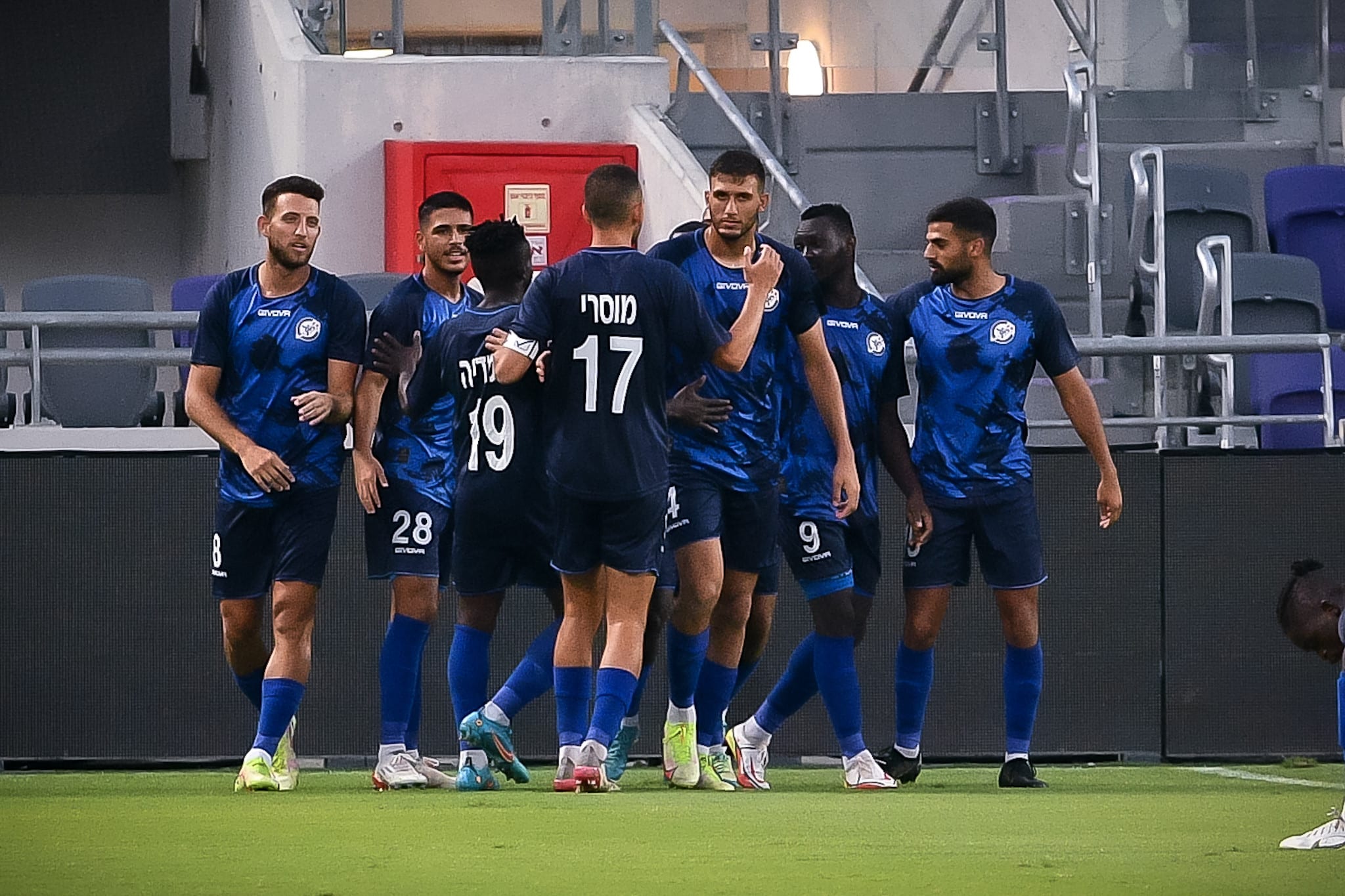 שחקני הפועל ראשון לציון חוגגים