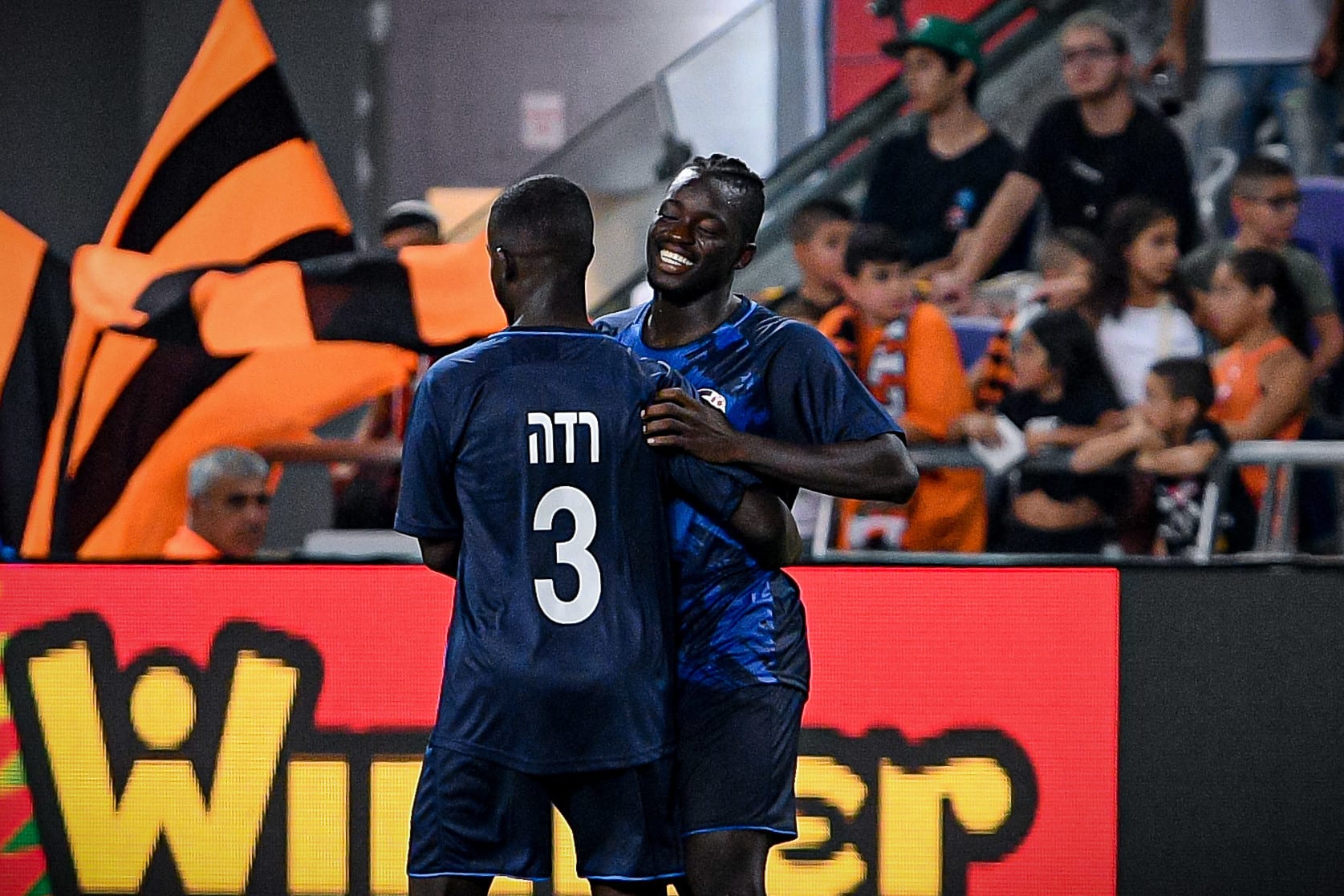 שחקן הפועל ראשון לציון, אלפא קונטה, חוגג שער עם איתי רדה