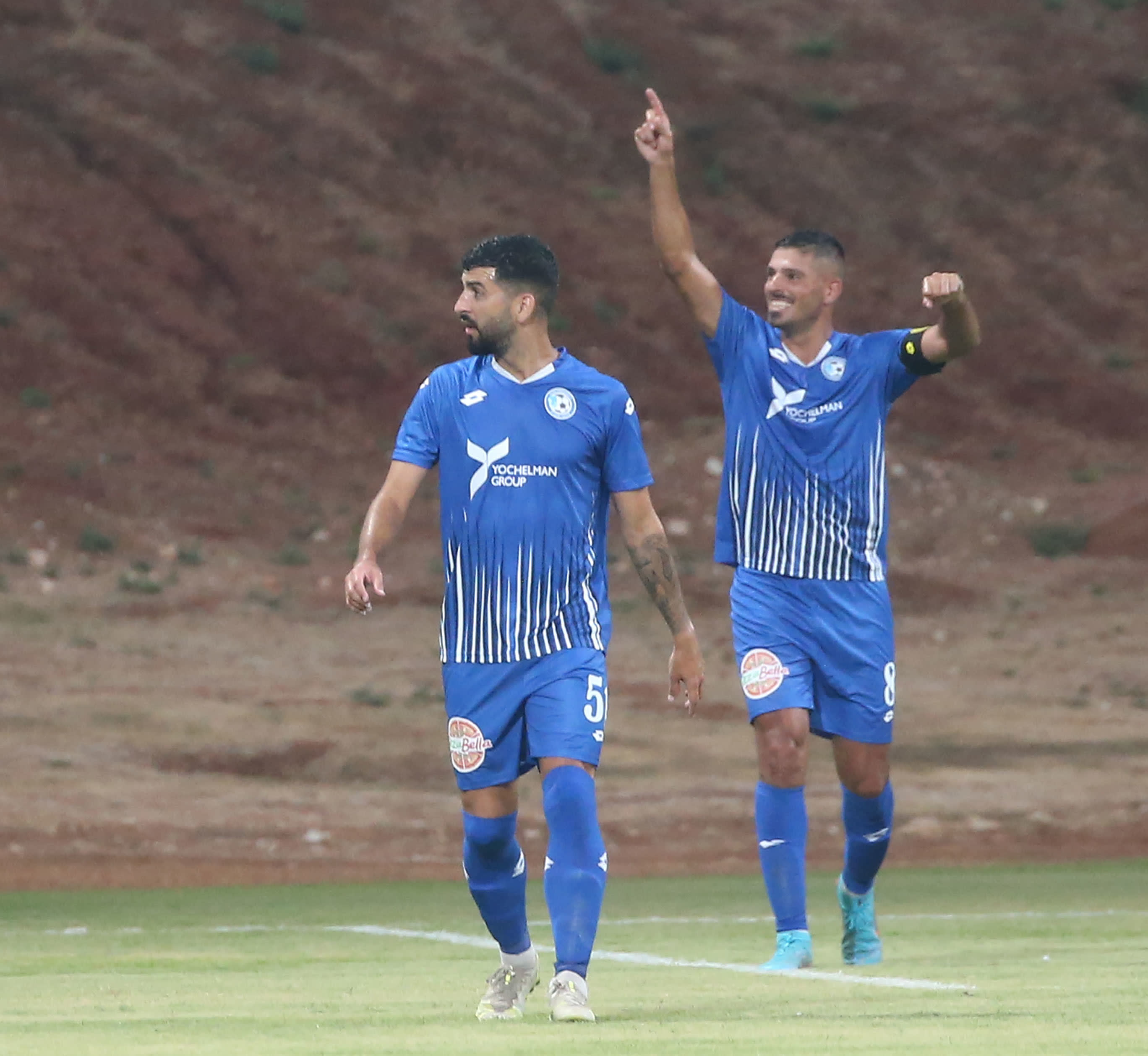 אופיר מזרחי חוגג לצד שחקן עירוני טבריה אלי בלילתי