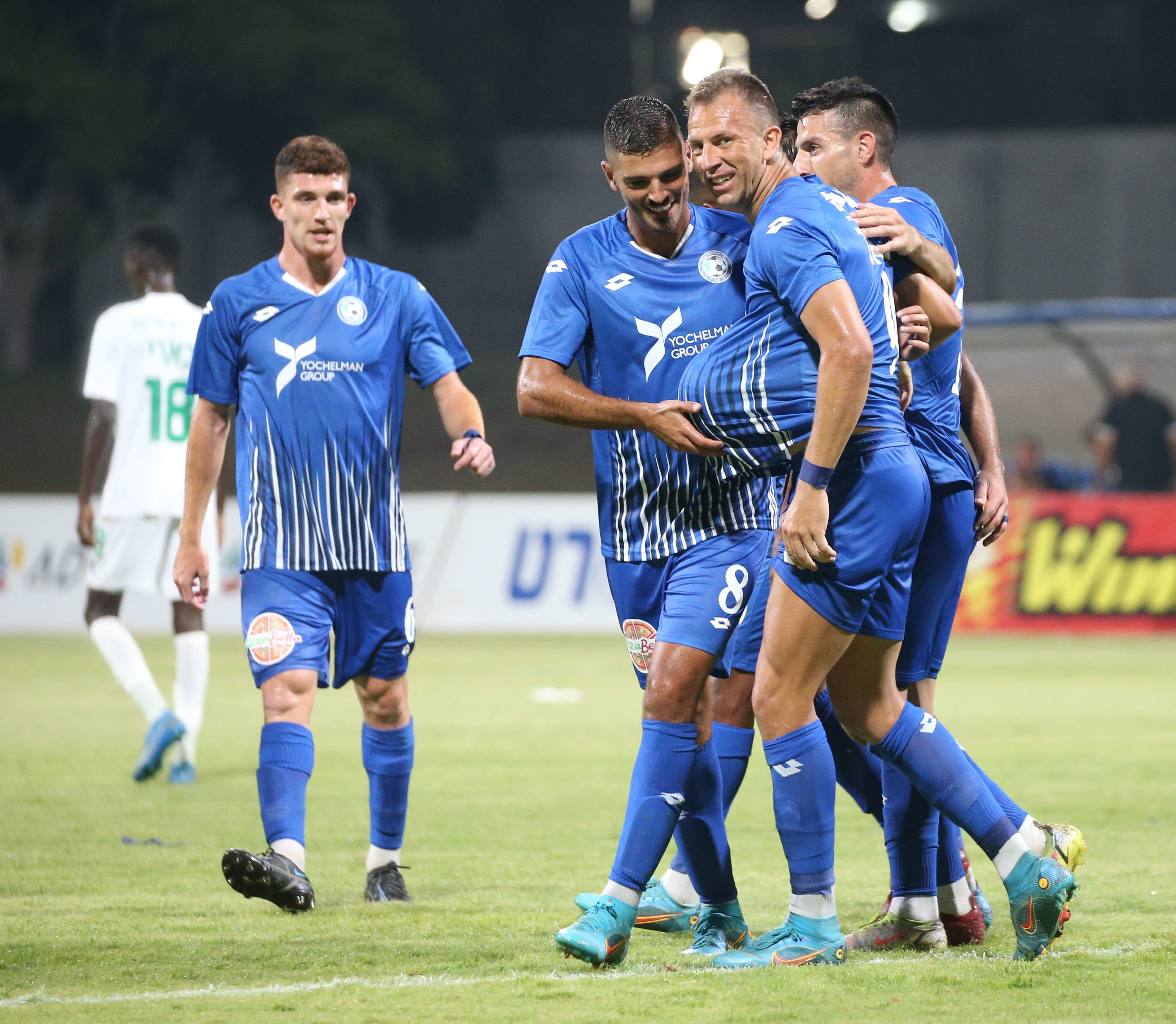 שחקני עירוני טבריה חוגגים שער עם חוליו סזאר