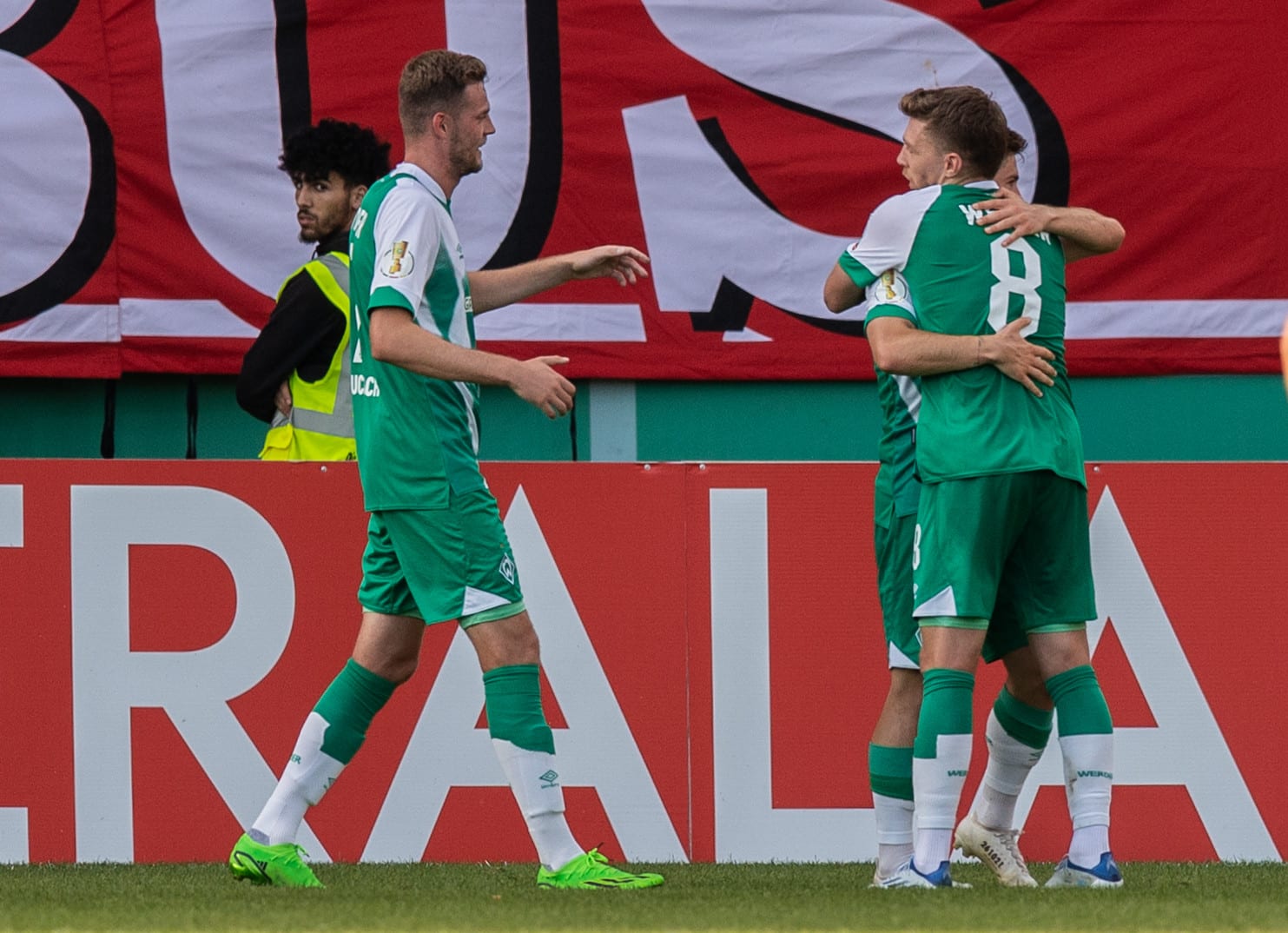 שחקני ורדר ברמן חוגגים שער