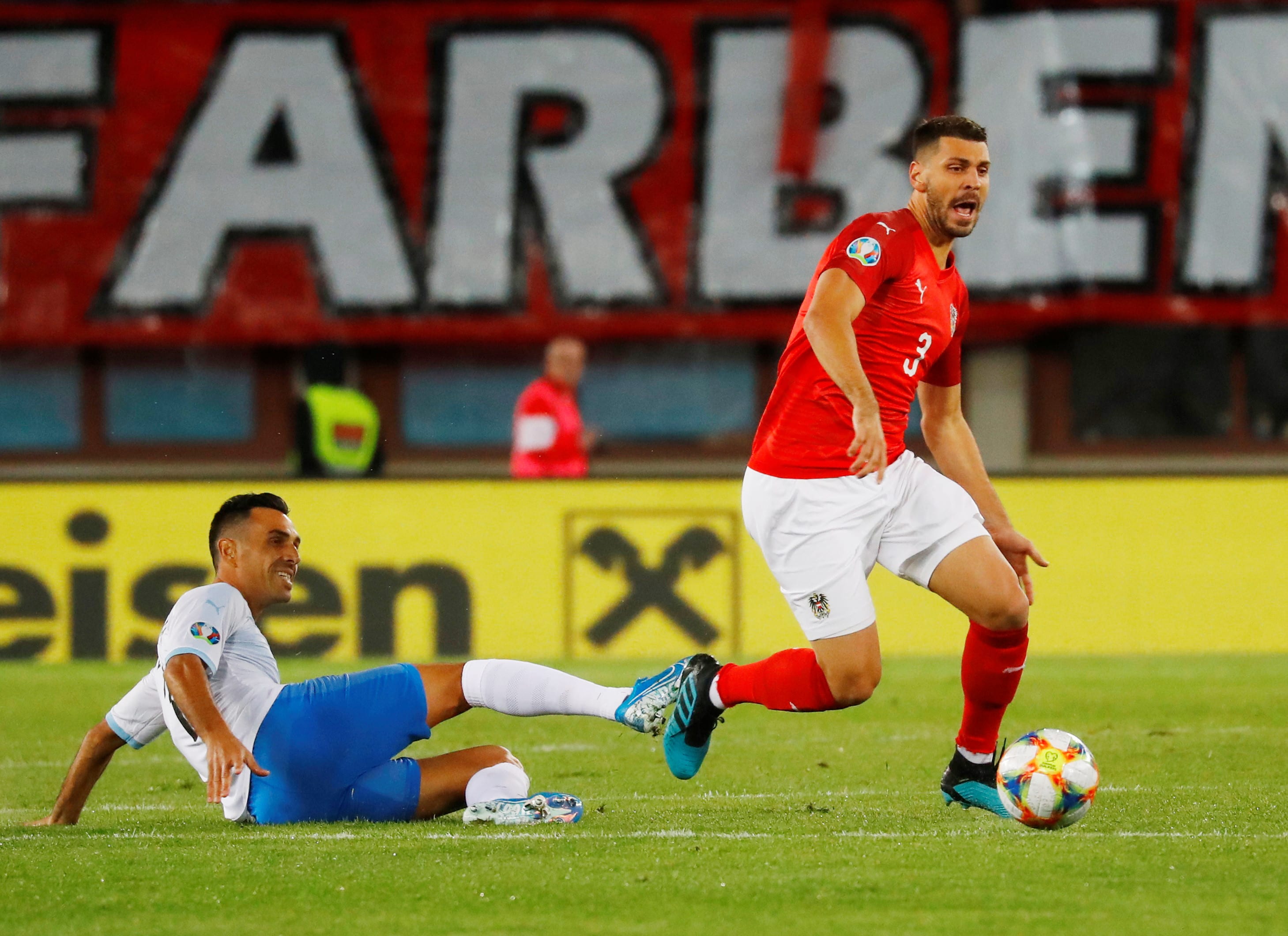 ערן זהבי שחקן נבחרת ישראל גולש לרגלי אלכסנדר דראגוביץ' שחקן נבחרת אוסטריה