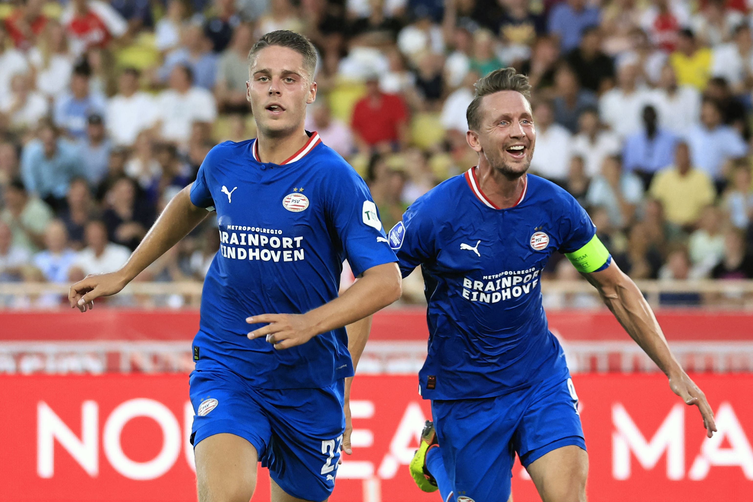 שחקן פ.ס.וו איינדהובן ג'ואי פירמן חוגג עם לוק דה יונג