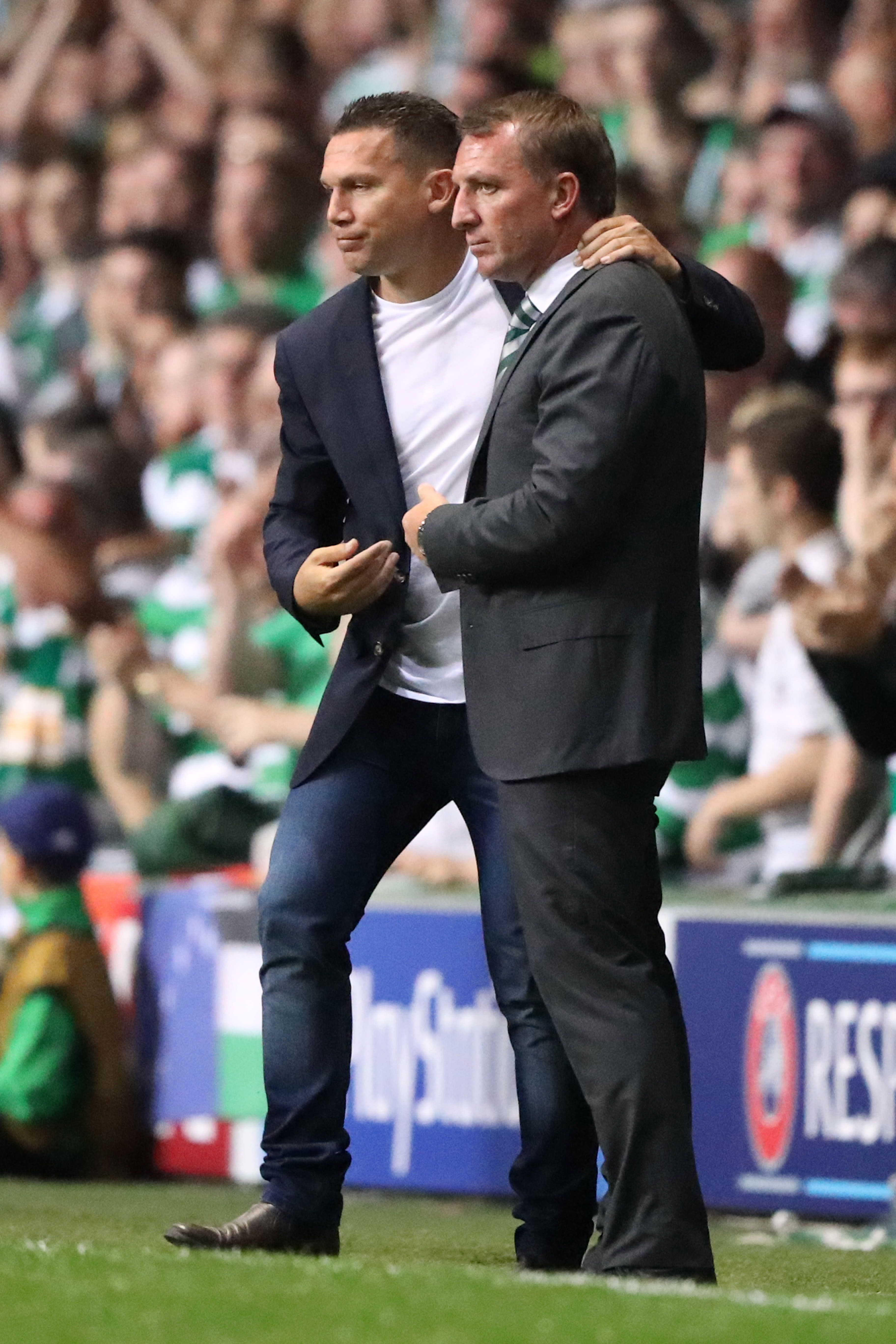 ברק בכר מאמן הפועל באר שבע (שמאל) עם ברנדן רוג'רס מאמן סלטיק