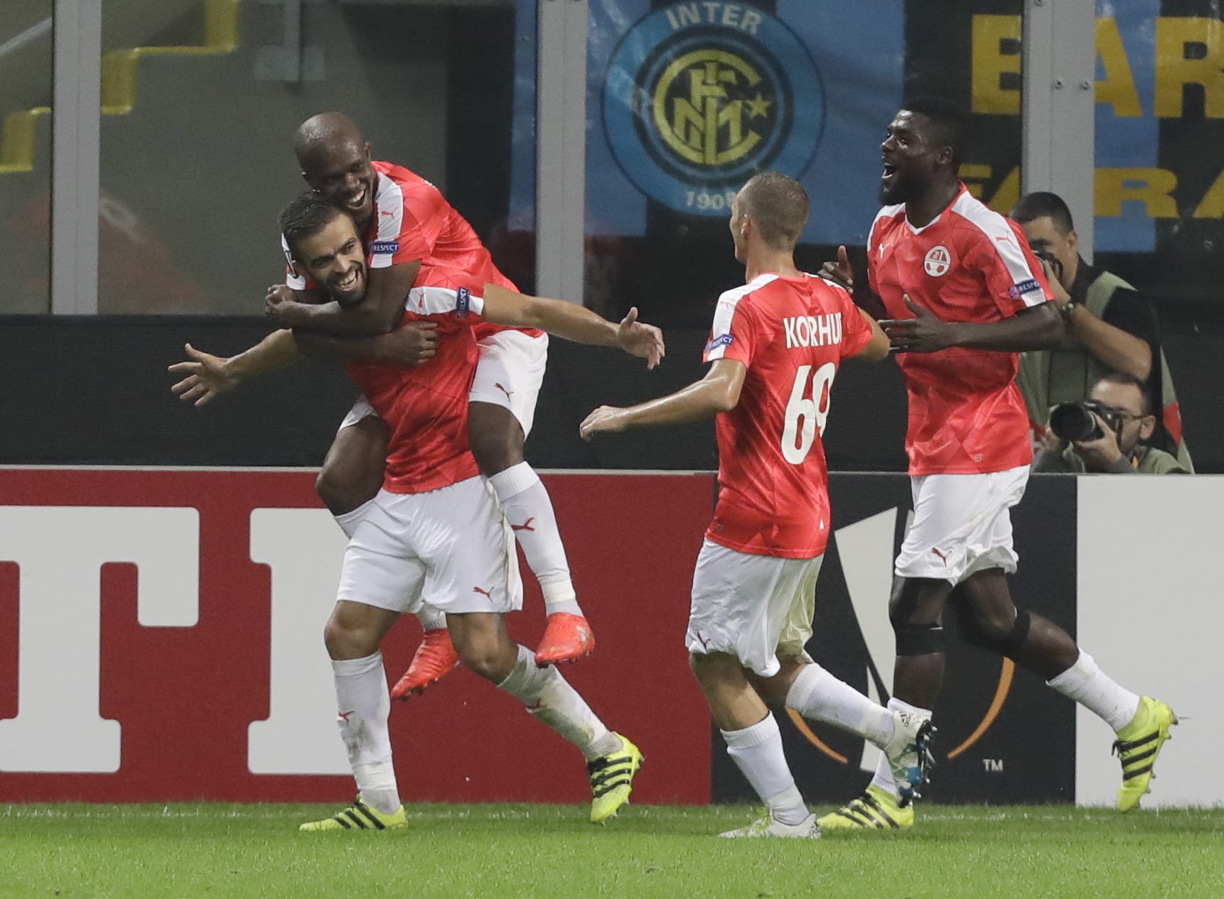 שחקני הפועל באר שבע חוגגים עם מיגל ויטור